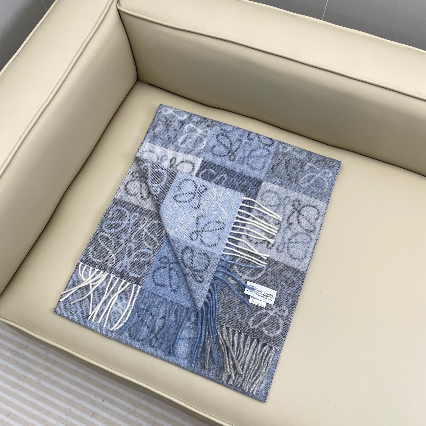 罗意威棋盘格提花围巾 经典棋盘格矩阵设计 绵羊毛面料 舒适易打理 标分国内版跟海外版（国内带洗水标，国外