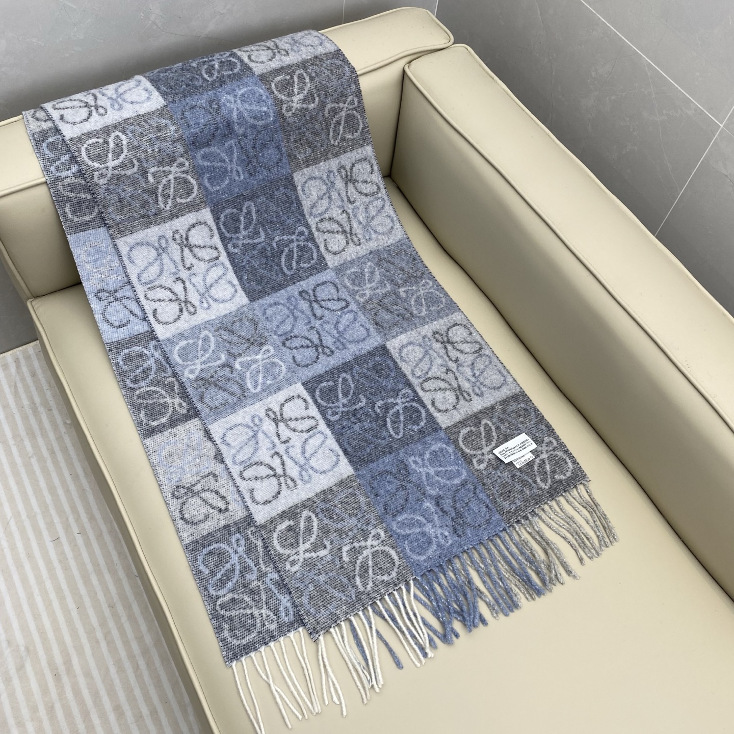 罗意威棋盘格提花围巾 经典棋盘格矩阵设计 绵羊毛面料 舒适易打理 标分国内版跟海外版（国内带洗水标，国外