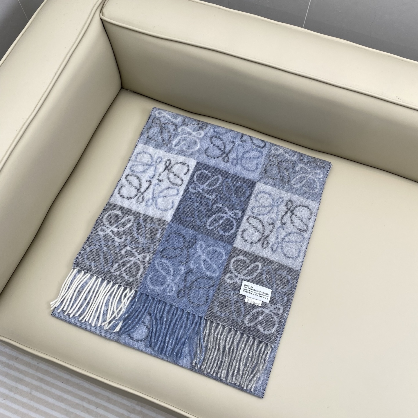 罗意威棋盘格提花围巾 经典棋盘格矩阵设计 绵羊毛面料 舒适易打理 标分国内版跟海外版（国内带洗水标，国外