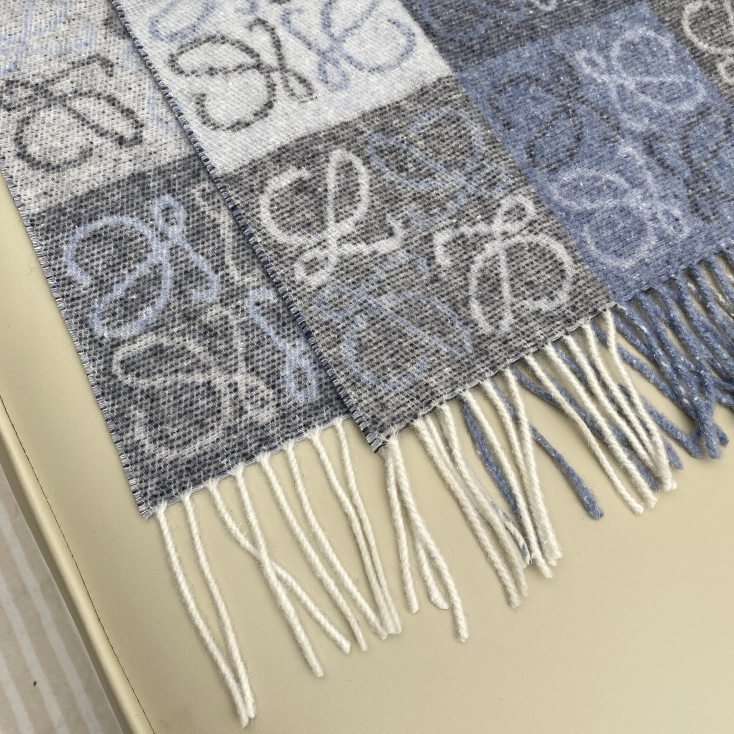 罗意威棋盘格提花围巾 经典棋盘格矩阵设计 绵羊毛面料 舒适易打理 标分国内版跟海外版（国内带洗水标，国外