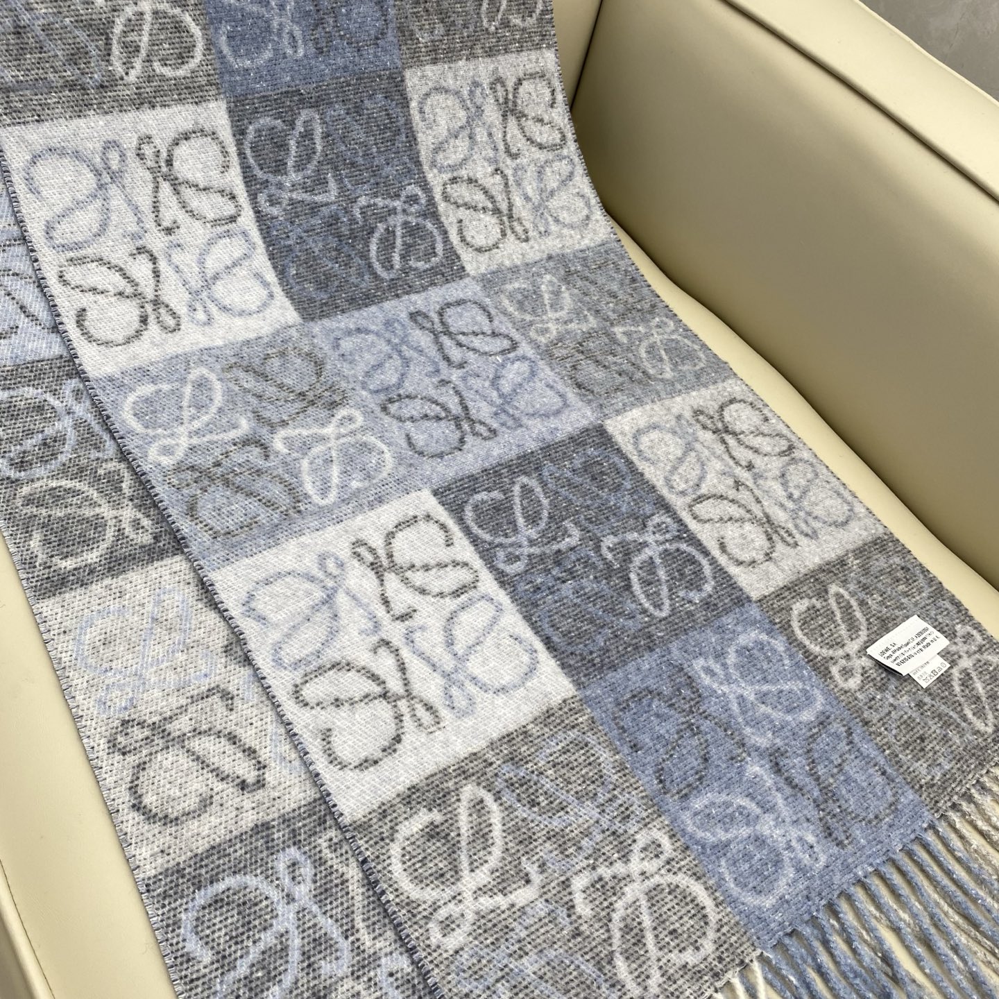 罗意威棋盘格提花围巾 经典棋盘格矩阵设计 绵羊毛面料 舒适易打理 标分国内版跟海外版（国内带洗水标，国外