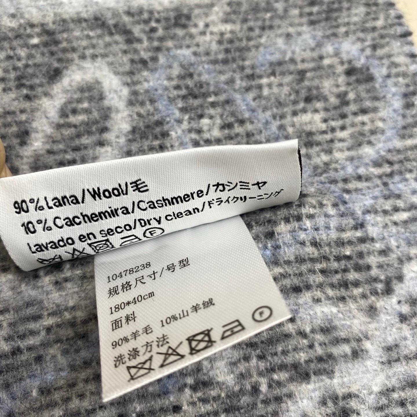 罗意威棋盘格提花围巾 经典棋盘格矩阵设计 绵羊毛面料 舒适易打理 标分国内版跟海外版（国内带洗水标，国外