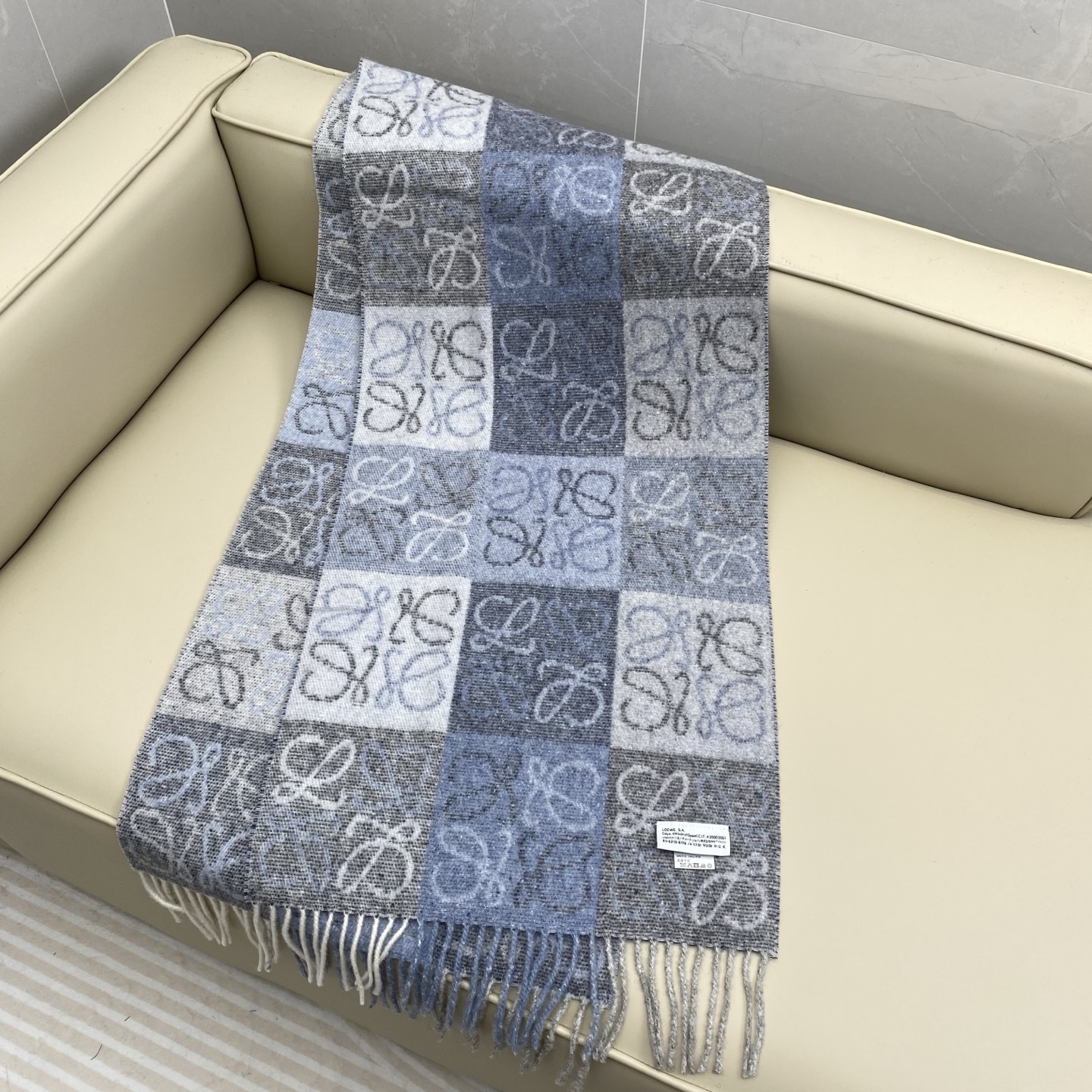 罗意威棋盘格提花围巾 经典棋盘格矩阵设计 绵羊毛面料 舒适易打理 标分国内版跟海外版（国内带洗水标，国外