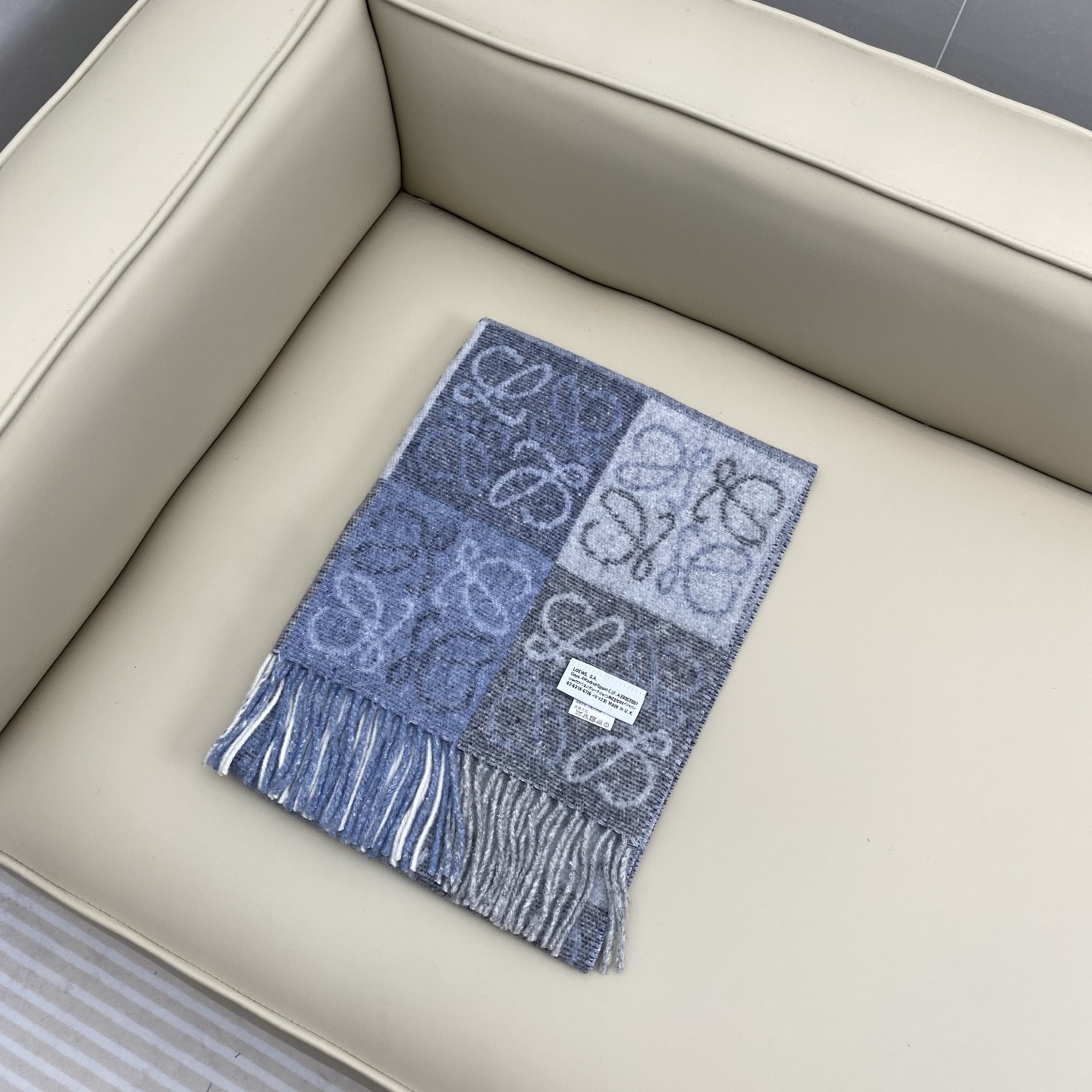 罗意威棋盘格提花围巾 经典棋盘格矩阵设计 绵羊毛面料 舒适易打理 标分国内版跟海外版（国内带洗水标，国外