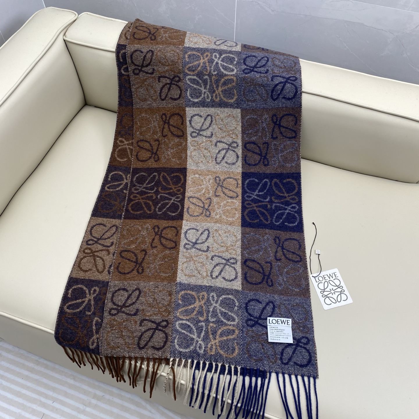 罗意威棋盘格提花围巾 经典棋盘格矩阵设计 绵羊毛面料 舒适易打理 标分国内版跟海外版（国内带洗水标，国外