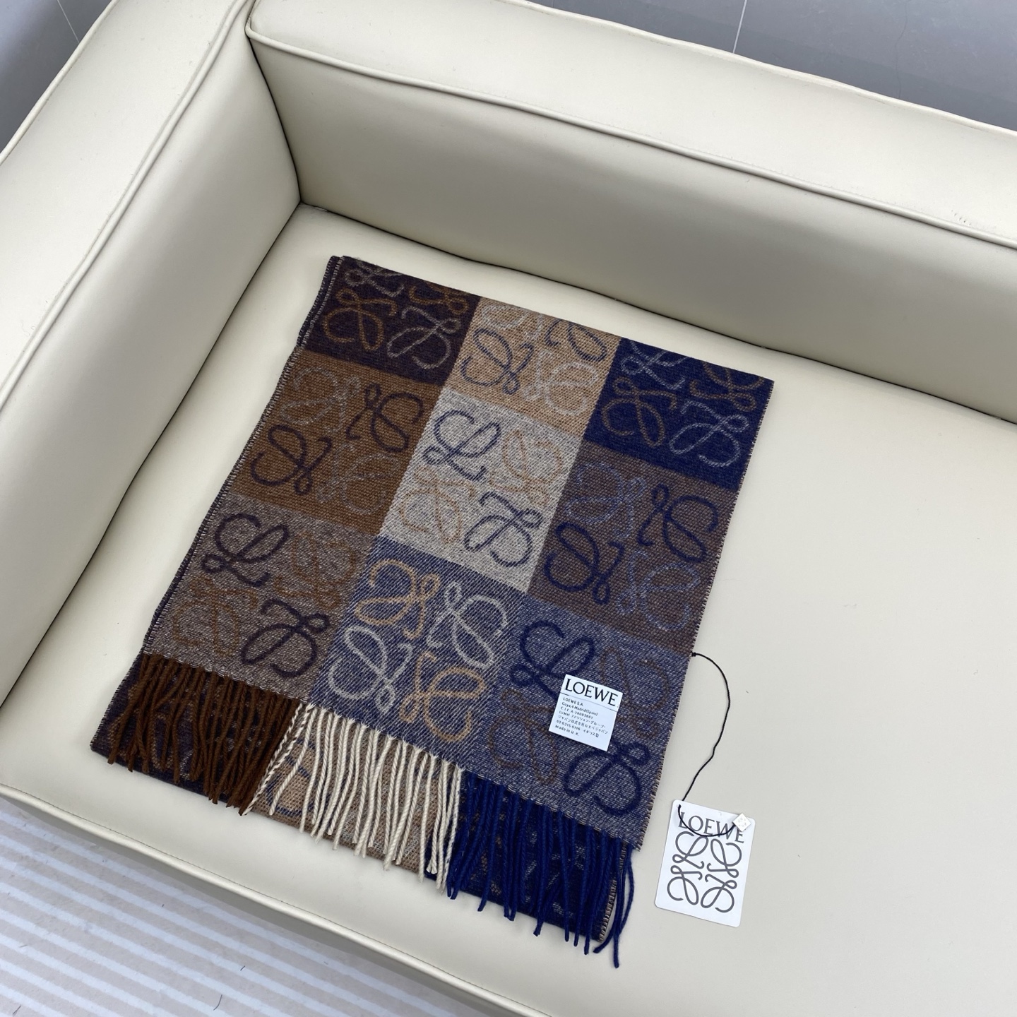 罗意威棋盘格提花围巾 经典棋盘格矩阵设计 绵羊毛面料 舒适易打理 标分国内版跟海外版（国内带洗水标，国外