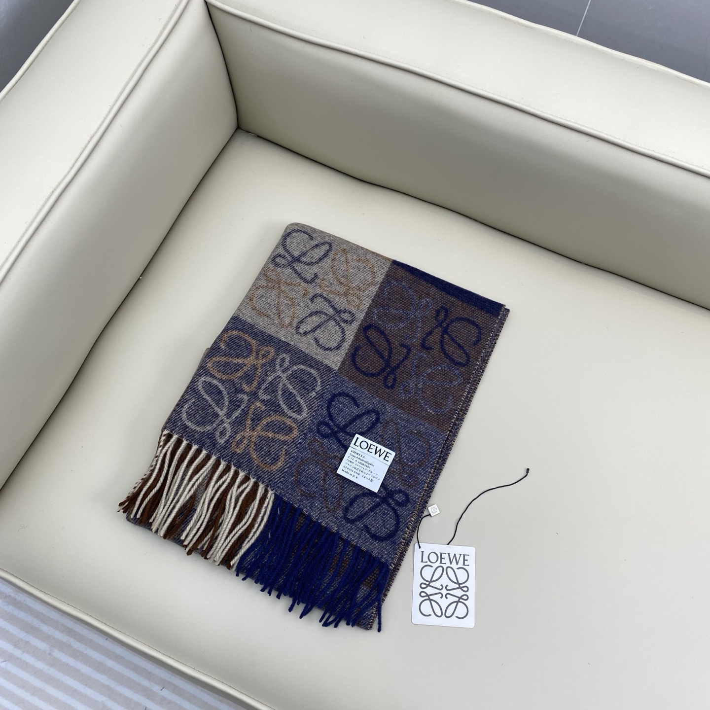 罗意威棋盘格提花围巾 经典棋盘格矩阵设计 绵羊毛面料 舒适易打理 标分国内版跟海外版（国内带洗水标，国外