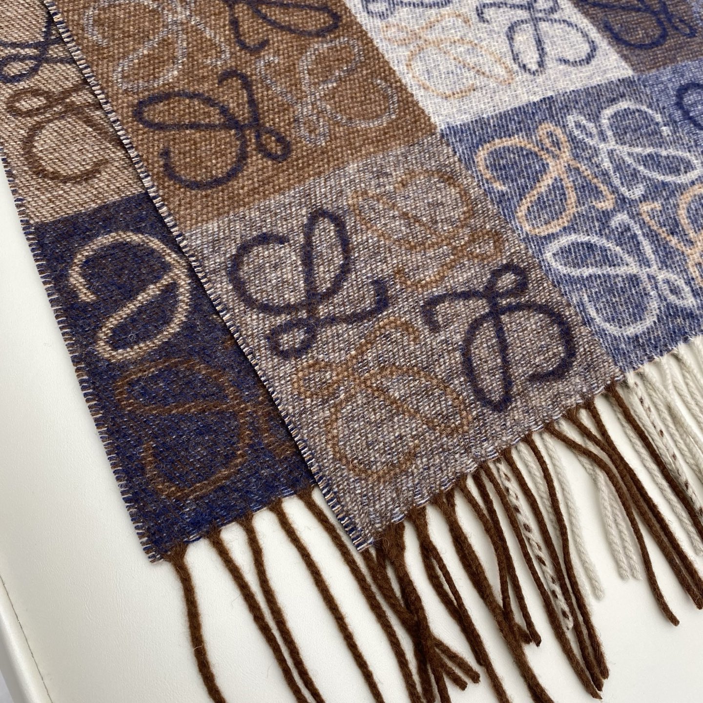 罗意威棋盘格提花围巾 经典棋盘格矩阵设计 绵羊毛面料 舒适易打理 标分国内版跟海外版（国内带洗水标，国外