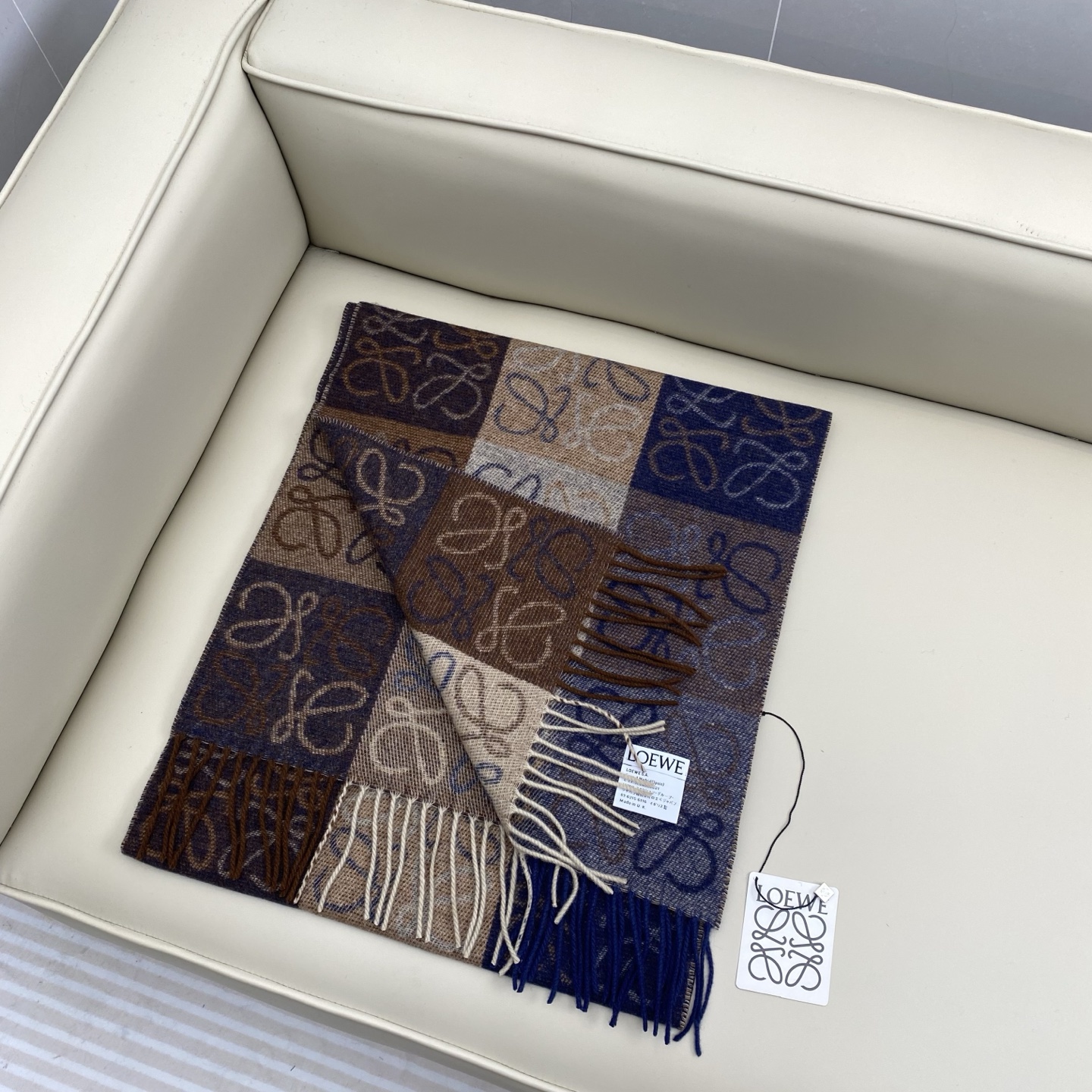 罗意威棋盘格提花围巾 经典棋盘格矩阵设计 绵羊毛面料 舒适易打理 标分国内版跟海外版（国内带洗水标，国外