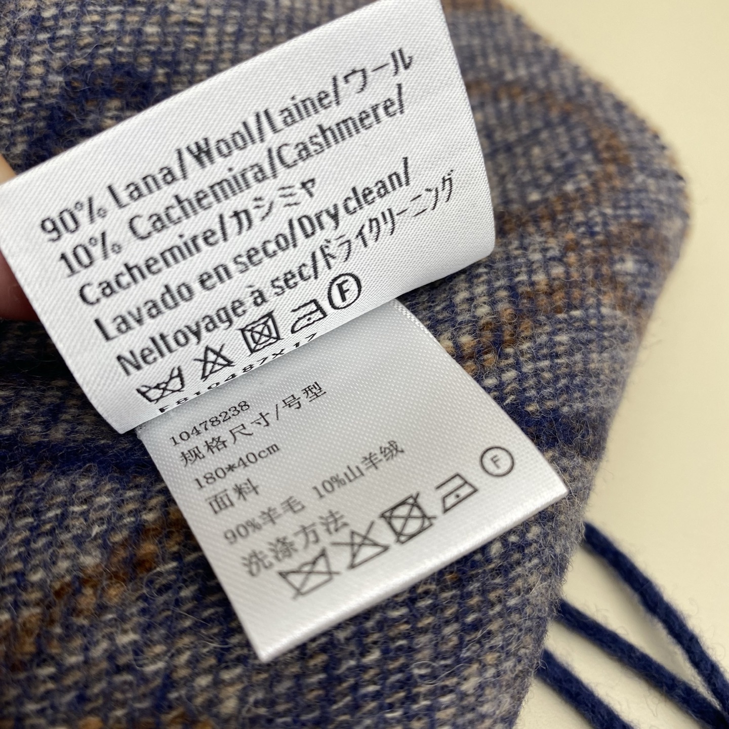 罗意威棋盘格提花围巾 经典棋盘格矩阵设计 绵羊毛面料 舒适易打理 标分国内版跟海外版（国内带洗水标，国外