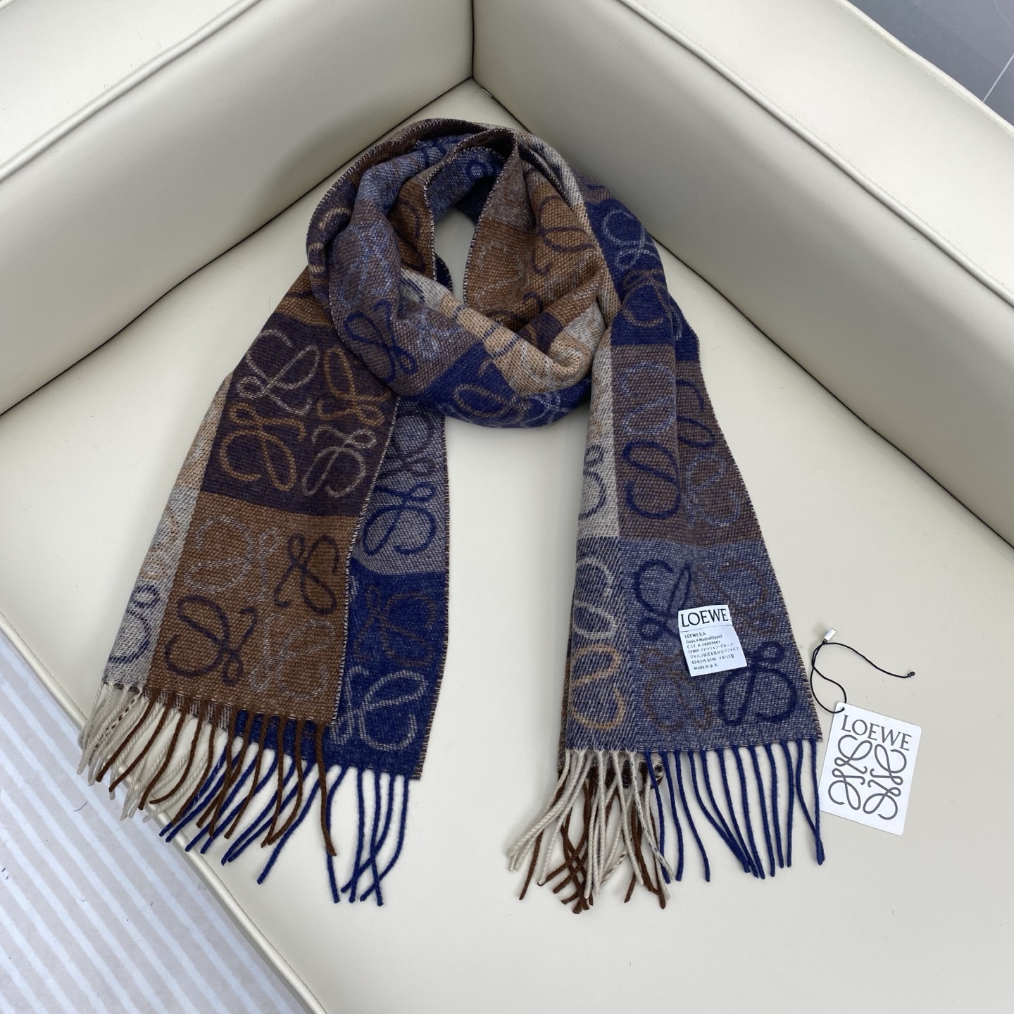 罗意威棋盘格提花围巾 经典棋盘格矩阵设计 绵羊毛面料 舒适易打理 标分国内版跟海外版（国内带洗水标，国外