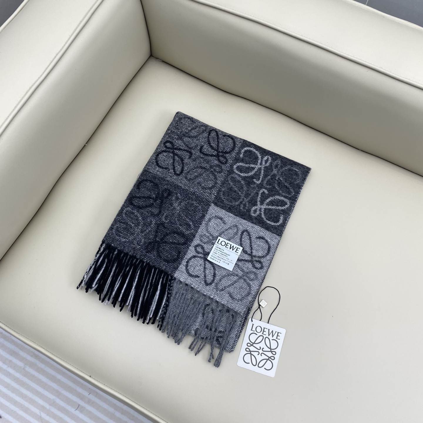 罗意威棋盘格提花围巾 经典棋盘格矩阵设计 绵羊毛面料 舒适易打理 标分国内版跟海外版（国内带洗水标，国外