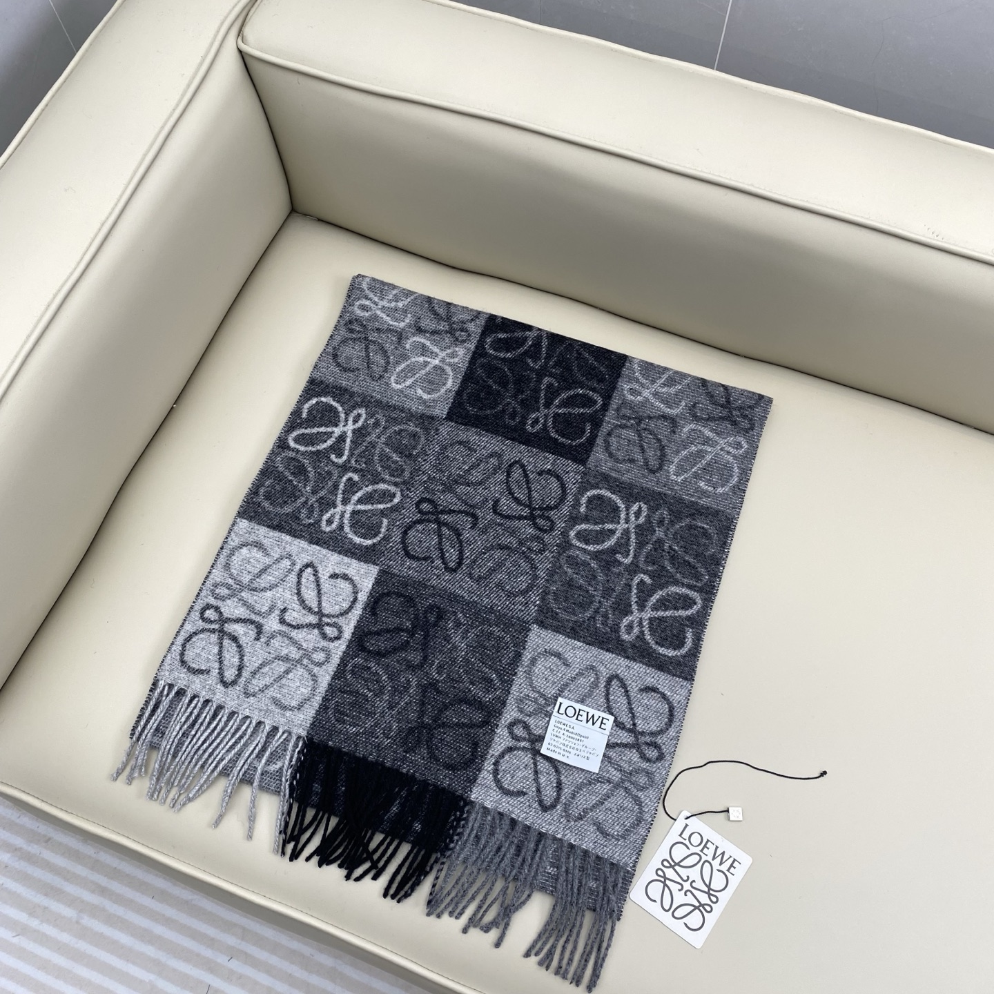 罗意威棋盘格提花围巾 经典棋盘格矩阵设计 绵羊毛面料 舒适易打理 标分国内版跟海外版（国内带洗水标，国外