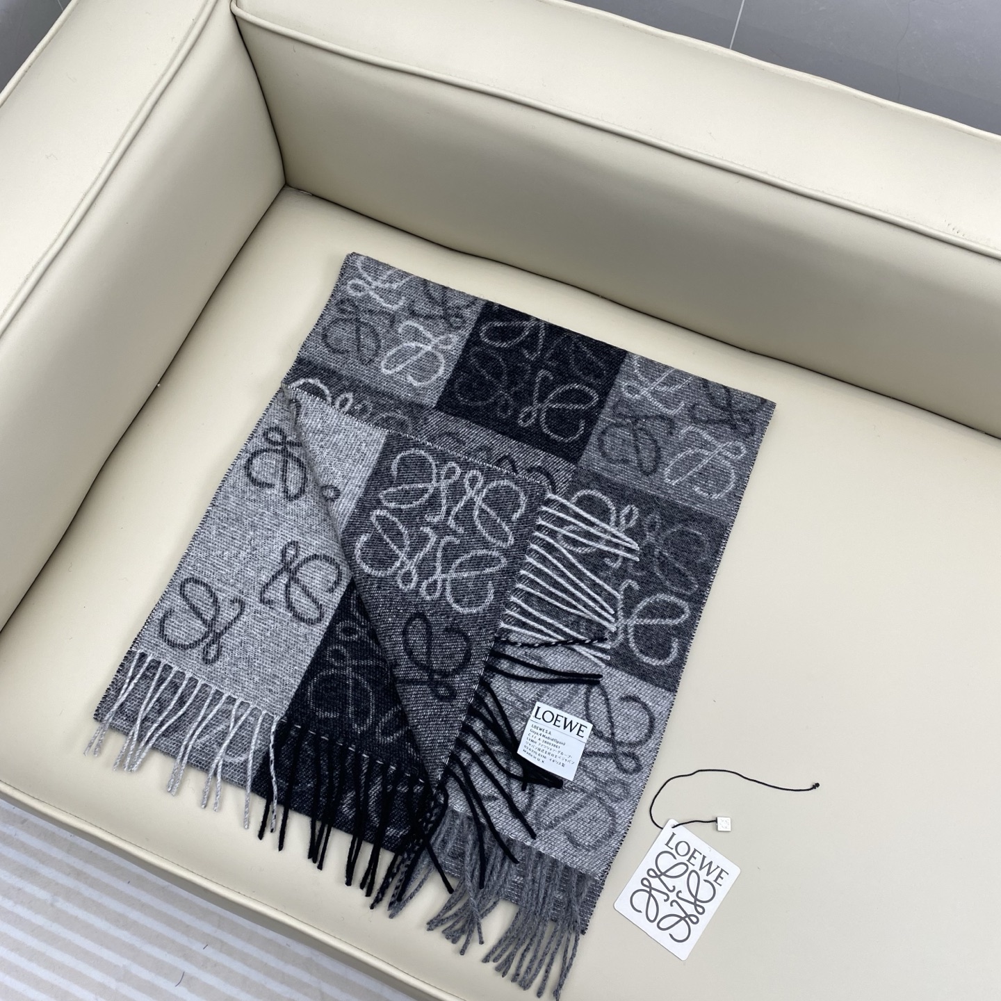 罗意威棋盘格提花围巾 经典棋盘格矩阵设计 绵羊毛面料 舒适易打理 标分国内版跟海外版（国内带洗水标，国外