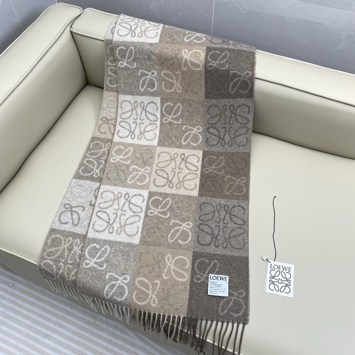 罗意威棋盘格提花围巾 经典棋盘格矩阵设计 绵羊毛面料 舒适易打理 标分国内版跟海外版（国内带洗水标，国外