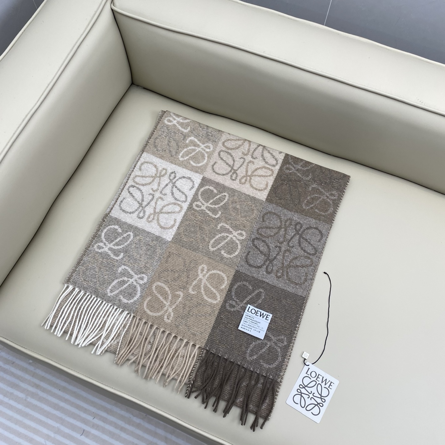 罗意威棋盘格提花围巾 经典棋盘格矩阵设计 绵羊毛面料 舒适易打理 标分国内版跟海外版（国内带洗水标，国外