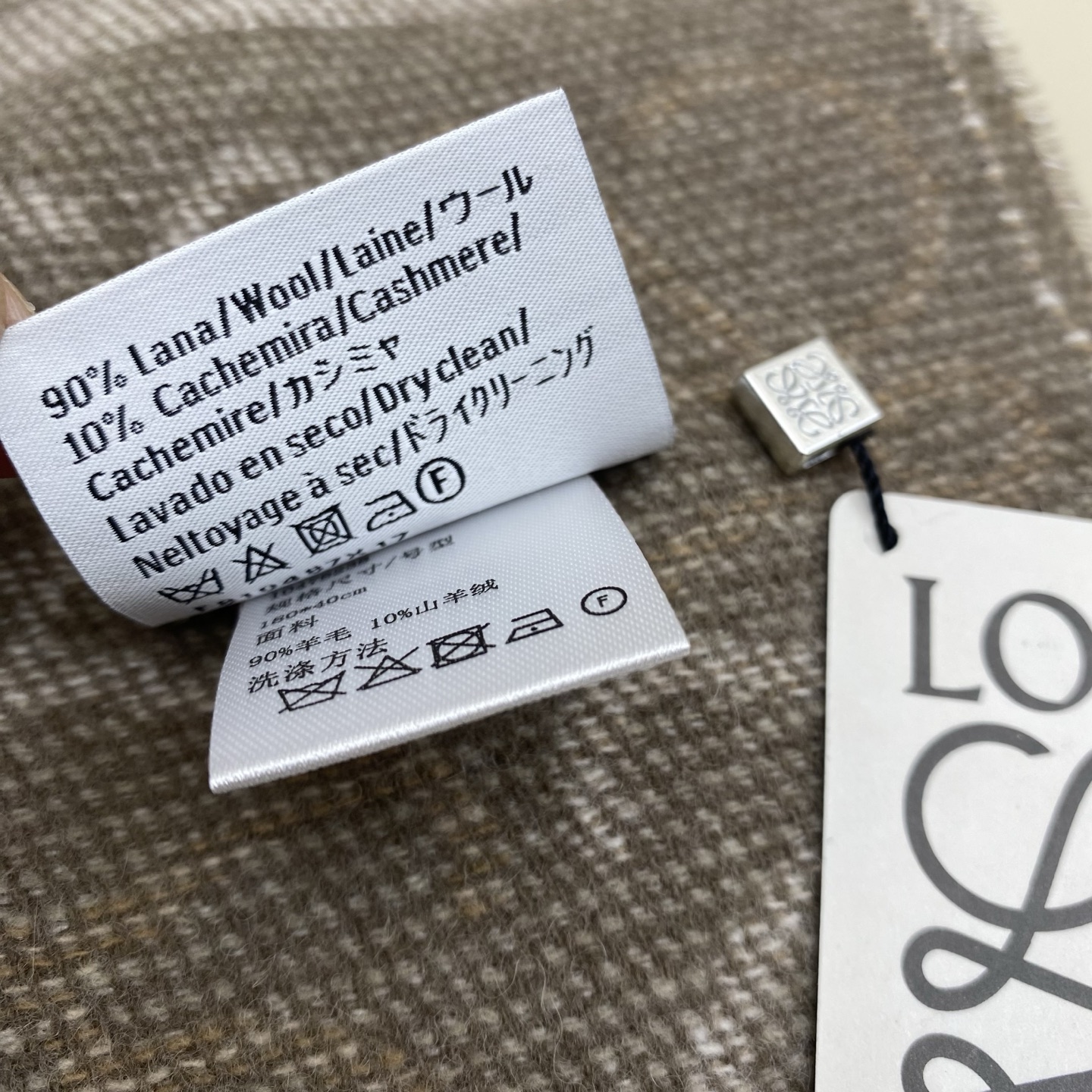 罗意威棋盘格提花围巾 经典棋盘格矩阵设计 绵羊毛面料 舒适易打理 标分国内版跟海外版（国内带洗水标，国外