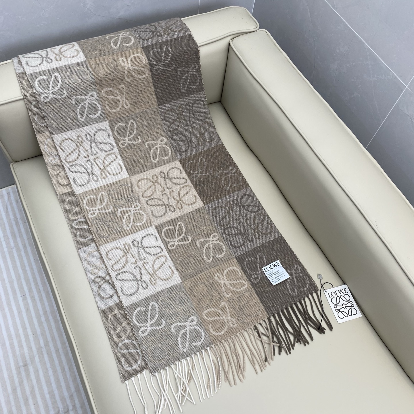 罗意威棋盘格提花围巾 经典棋盘格矩阵设计 绵羊毛面料 舒适易打理 标分国内版跟海外版（国内带洗水标，国外