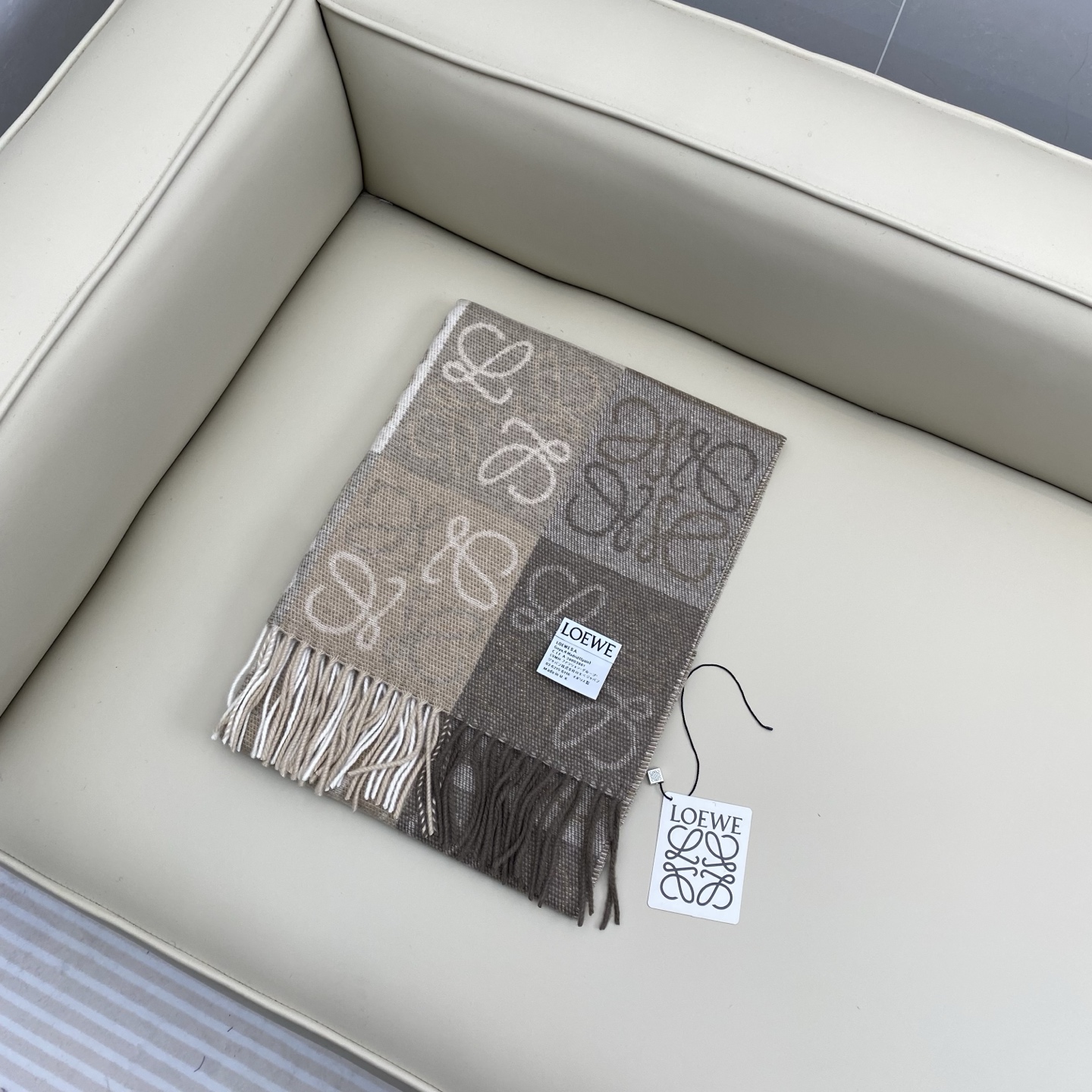 罗意威棋盘格提花围巾 经典棋盘格矩阵设计 绵羊毛面料 舒适易打理 标分国内版跟海外版（国内带洗水标，国外