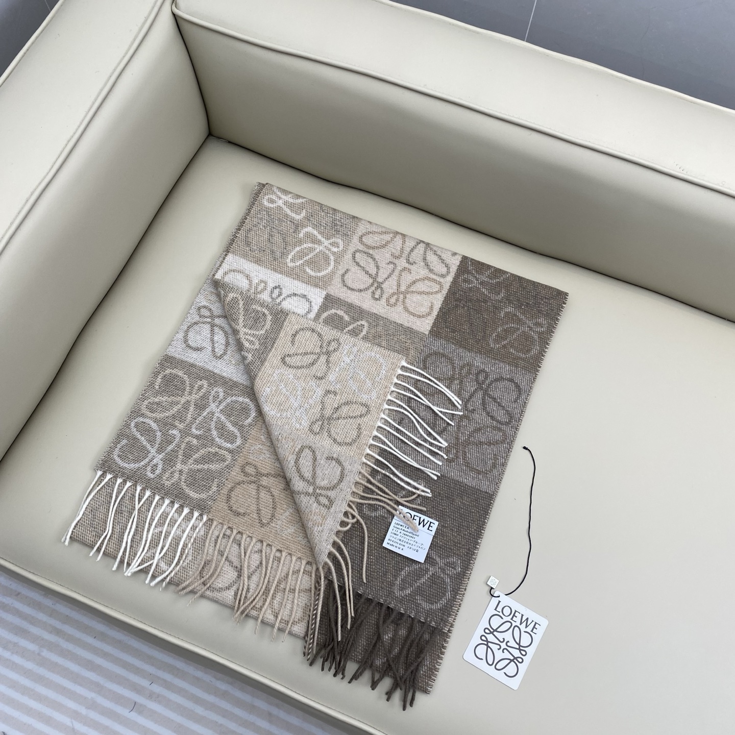 罗意威棋盘格提花围巾 经典棋盘格矩阵设计 绵羊毛面料 舒适易打理 标分国内版跟海外版（国内带洗水标，国外