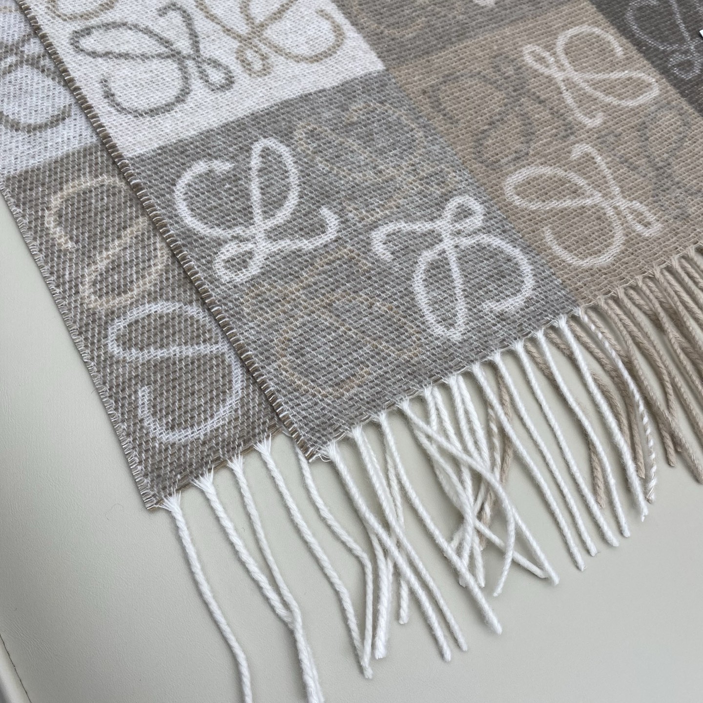 罗意威棋盘格提花围巾 经典棋盘格矩阵设计 绵羊毛面料 舒适易打理 标分国内版跟海外版（国内带洗水标，国外