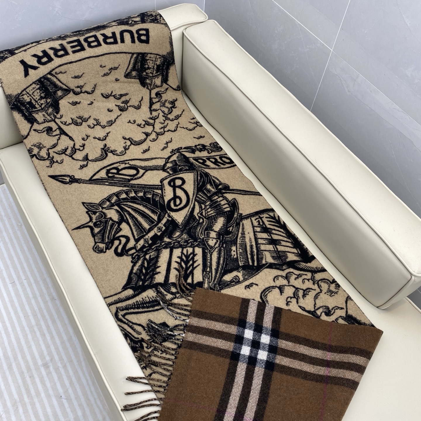 独家爆款，Bur战马骑士双面披肩，各种好看，被誉为Burberry今年最美的款，最经典的提花战马徽标➕最