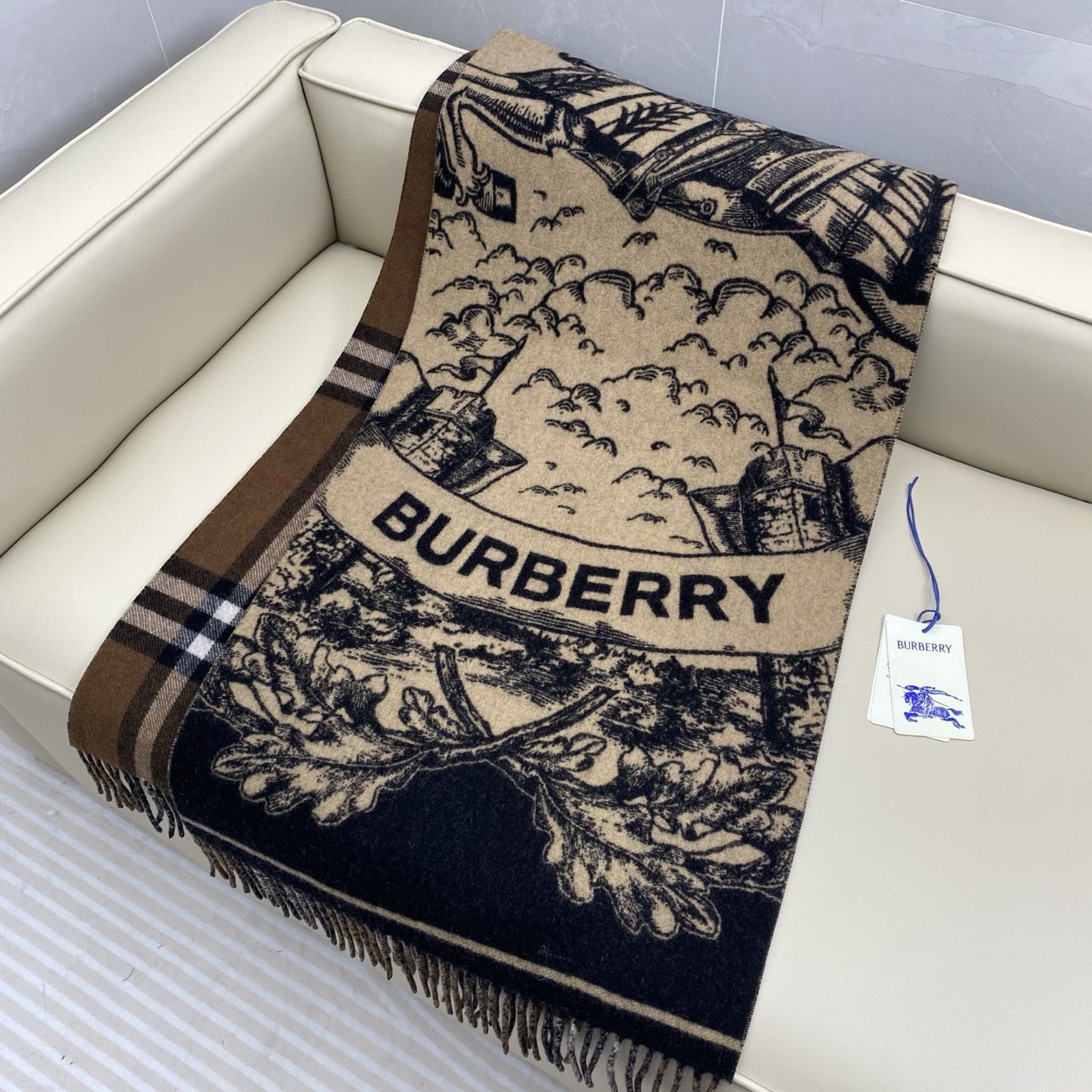 独家爆款，Bur战马骑士双面披肩，各种好看，被誉为Burberry今年最美的款，最经典的提花战马徽标➕最