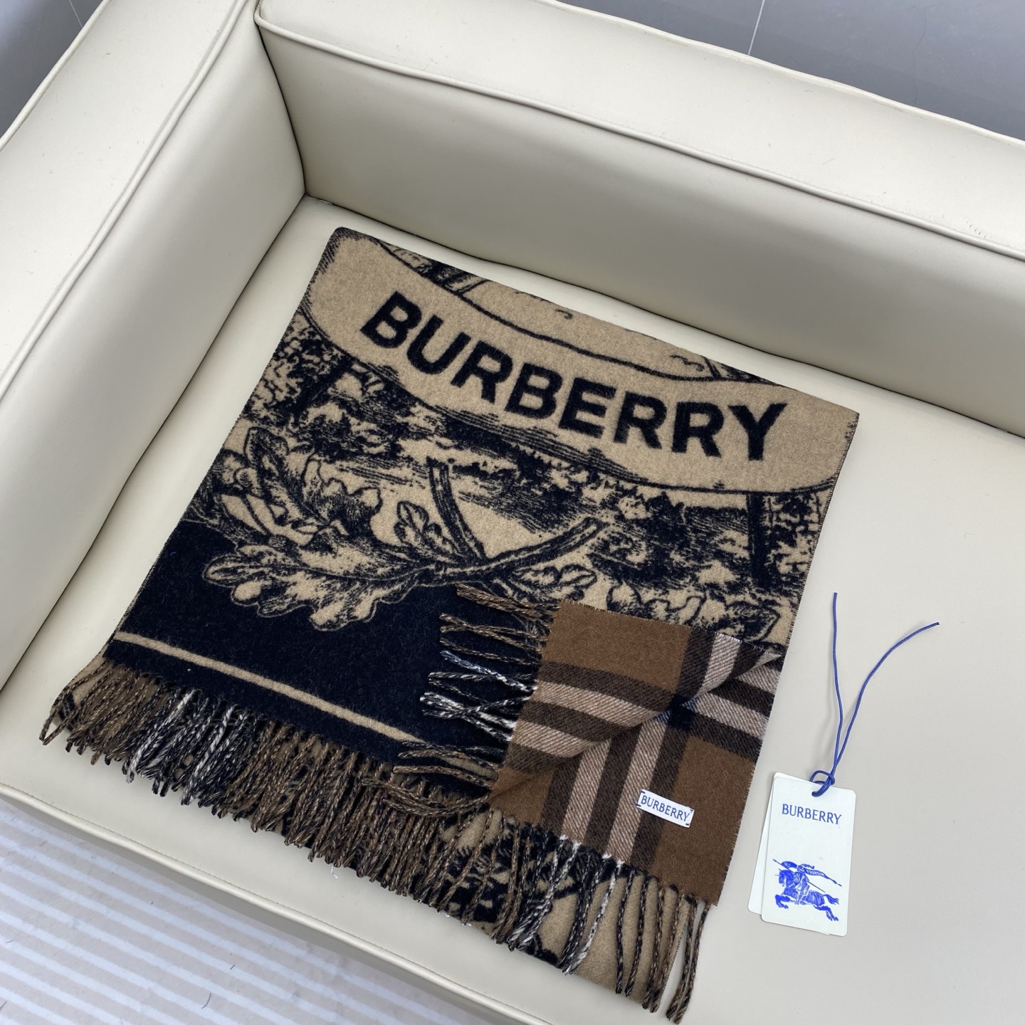 独家爆款，Bur战马骑士双面披肩，各种好看，被誉为Burberry今年最美的款，最经典的提花战马徽标➕最