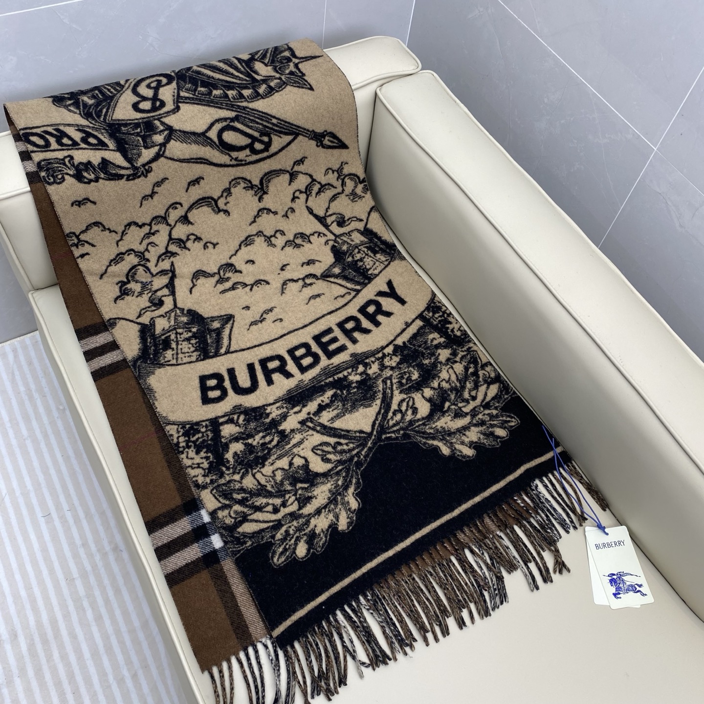 独家爆款，Bur战马骑士双面披肩，各种好看，被誉为Burberry今年最美的款，最经典的提花战马徽标➕最