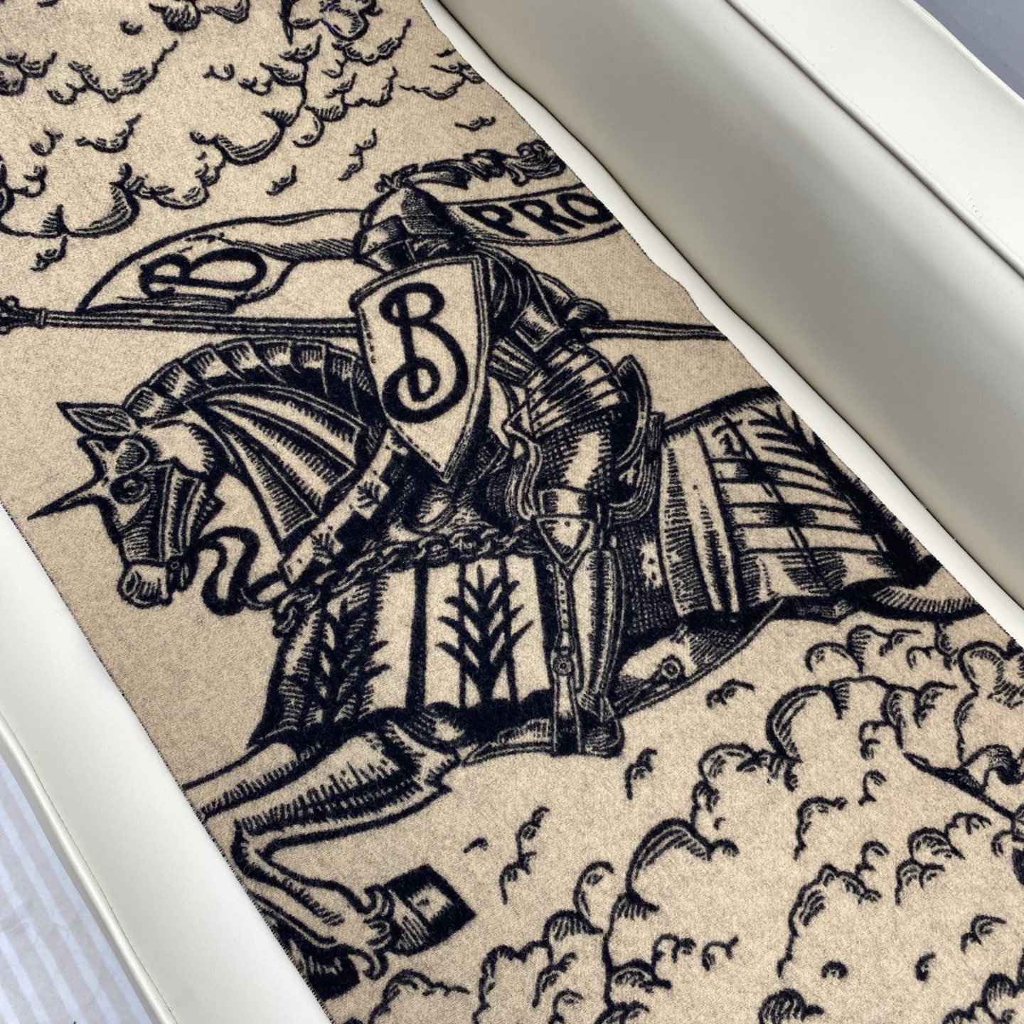 独家爆款，Bur战马骑士双面披肩，各种好看，被誉为Burberry今年最美的款，最经典的提花战马徽标➕最