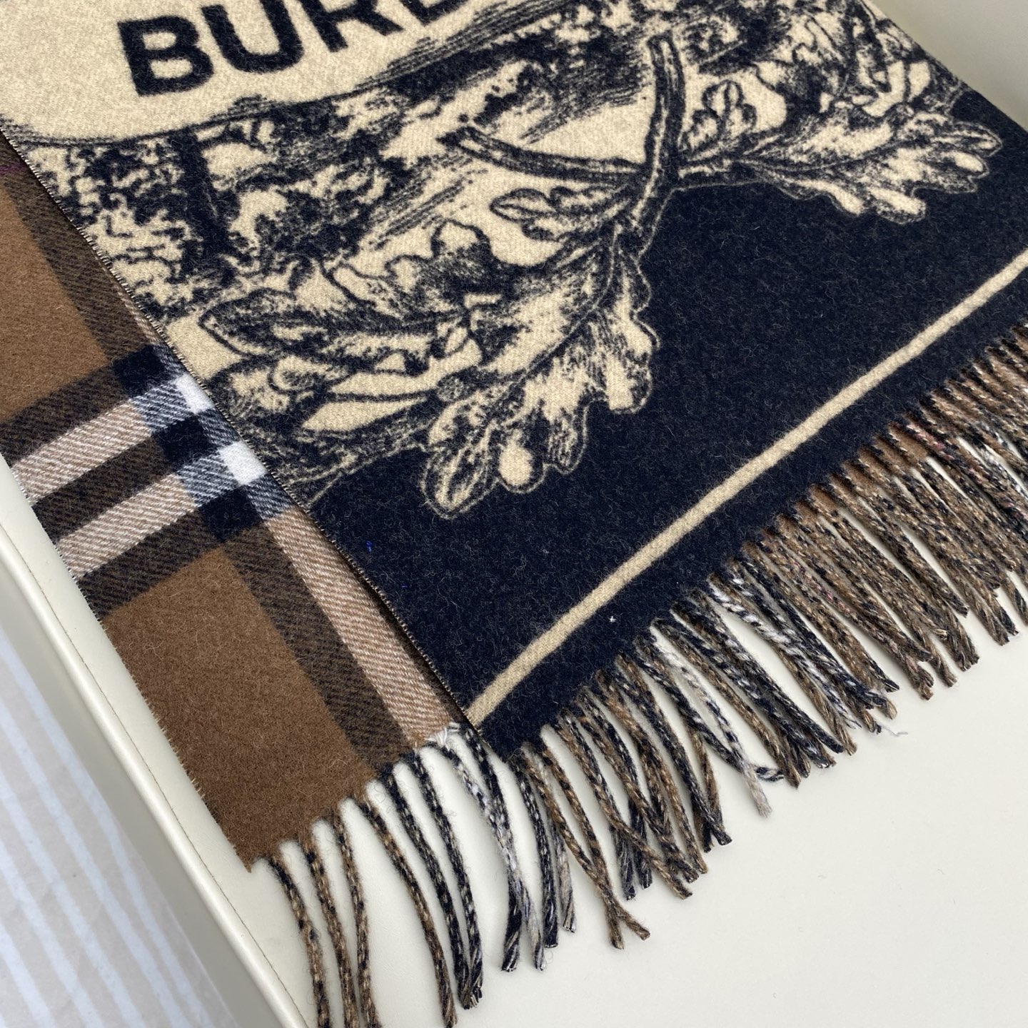 独家爆款，Bur战马骑士双面披肩，各种好看，被誉为Burberry今年最美的款，最经典的提花战马徽标➕最