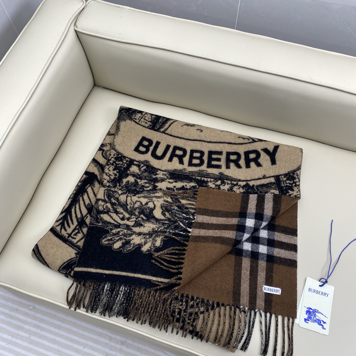 独家爆款，Bur战马骑士双面披肩，各种好看，被誉为Burberry今年最美的款，最经典的提花战马徽标➕最