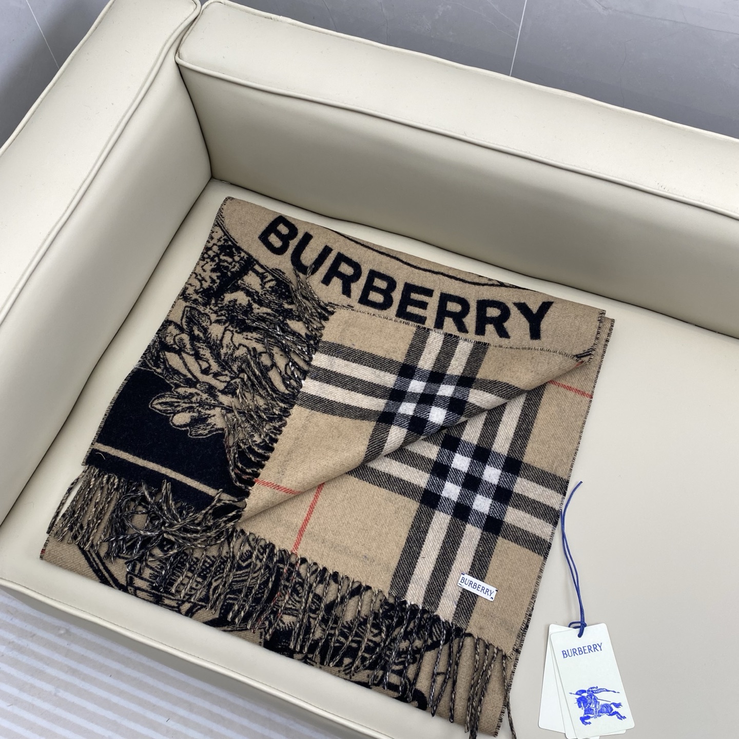 独家爆款，Bur战马骑士双面披肩，各种好看，被誉为Burberry今年最美的款，最经典的提花战马徽标➕最