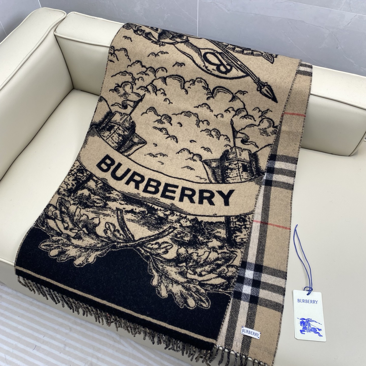 独家爆款，Bur战马骑士双面披肩，各种好看，被誉为Burberry今年最美的款，最经典的提花战马徽标➕最