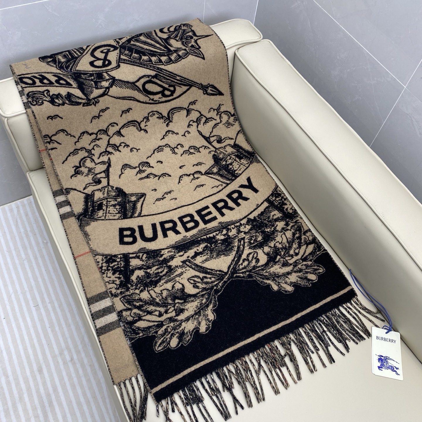 独家爆款，Bur战马骑士双面披肩，各种好看，被誉为Burberry今年最美的款，最经典的提花战马徽标➕最