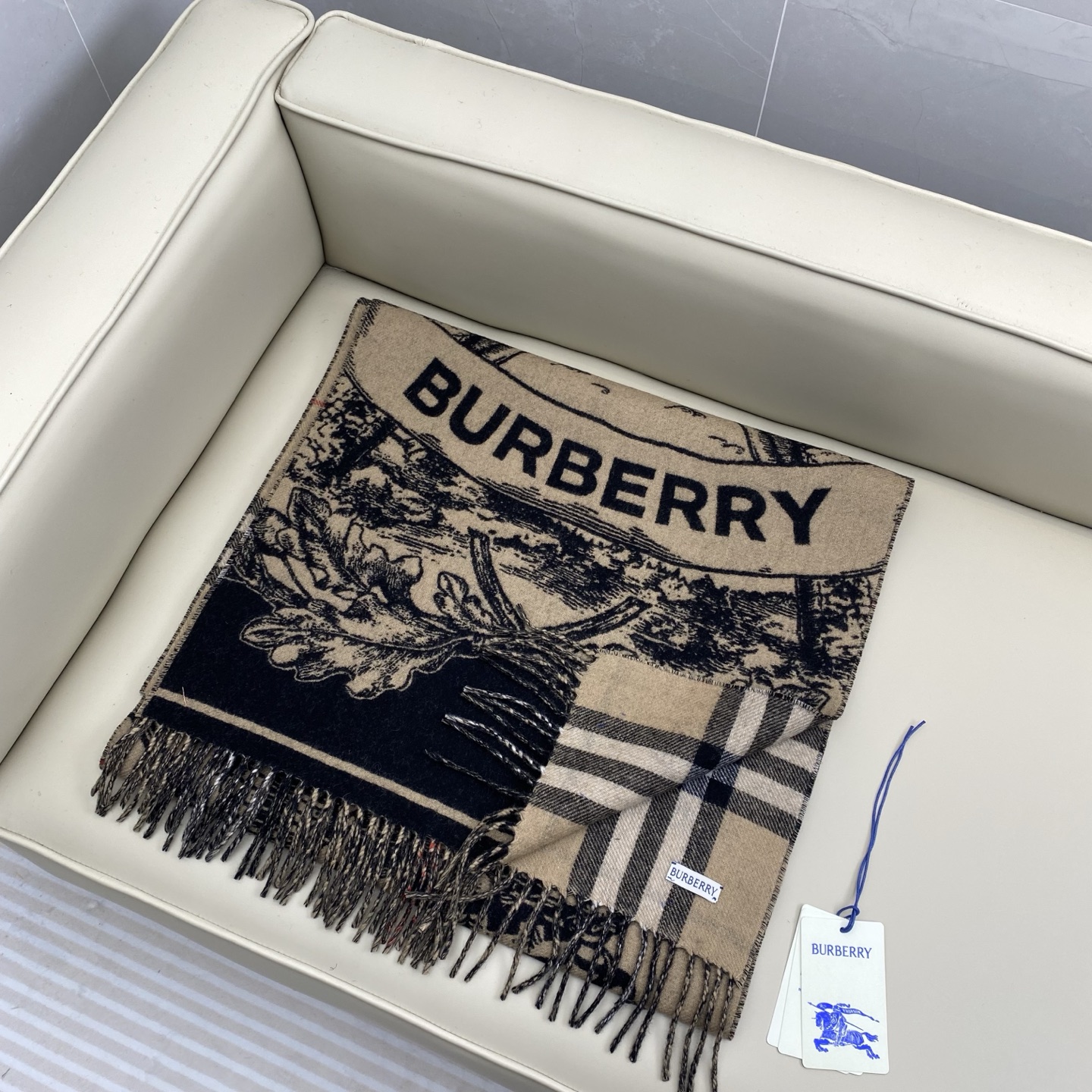 独家爆款，Bur战马骑士双面披肩，各种好看，被誉为Burberry今年最美的款，最经典的提花战马徽标➕最