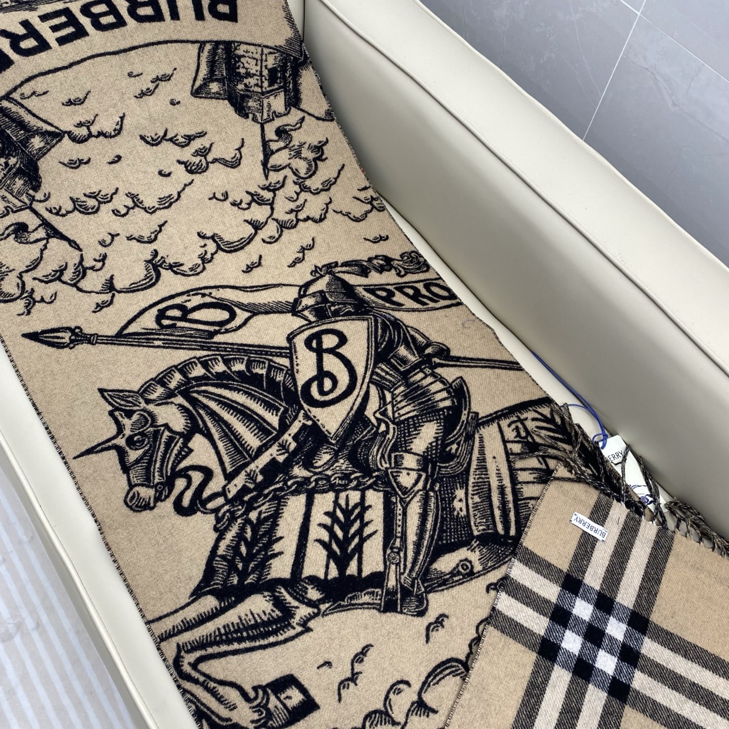 独家爆款，Bur战马骑士双面披肩，各种好看，被誉为Burberry今年最美的款，最经典的提花战马徽标➕最