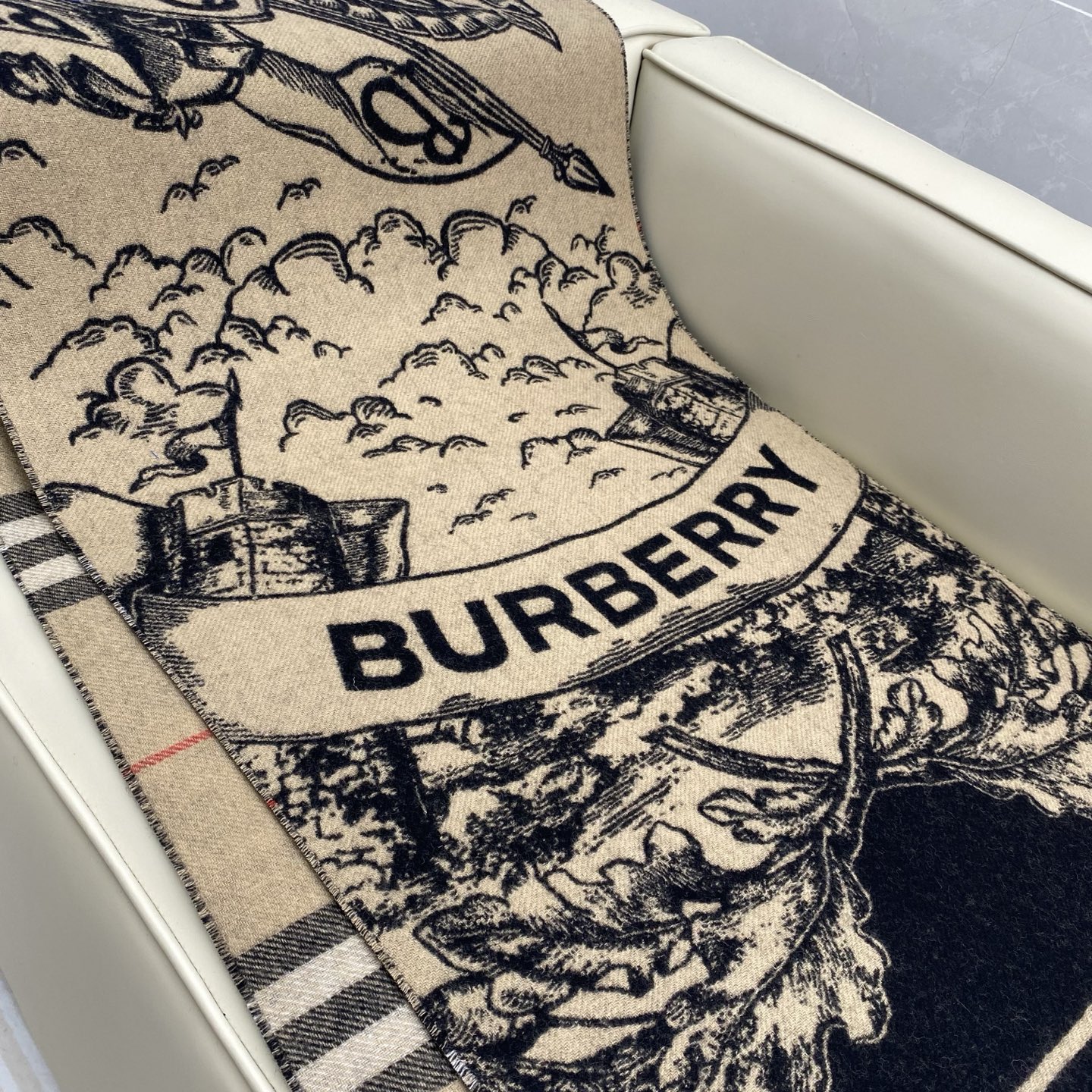 独家爆款，Bur战马骑士双面披肩，各种好看，被誉为Burberry今年最美的款，最经典的提花战马徽标➕最