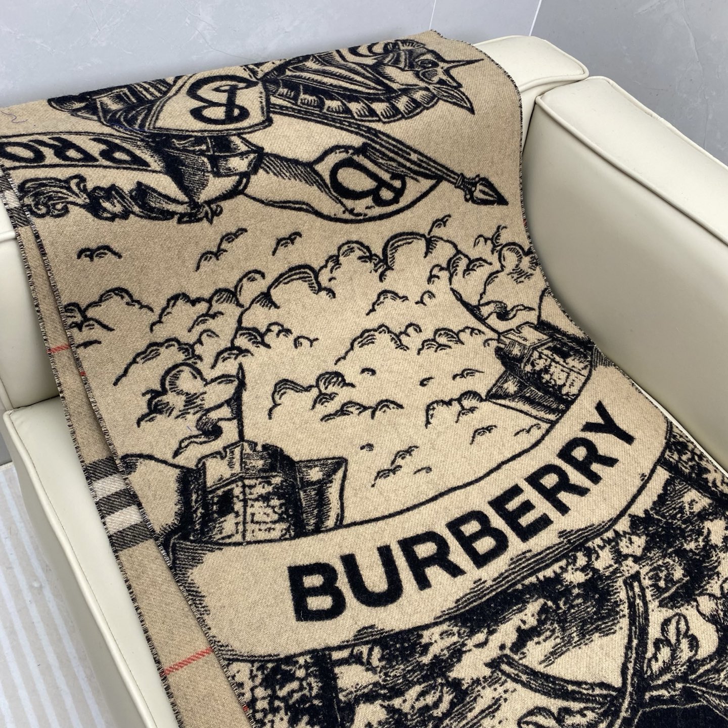 独家爆款，Bur战马骑士双面披肩，各种好看，被誉为Burberry今年最美的款，最经典的提花战马徽标➕最