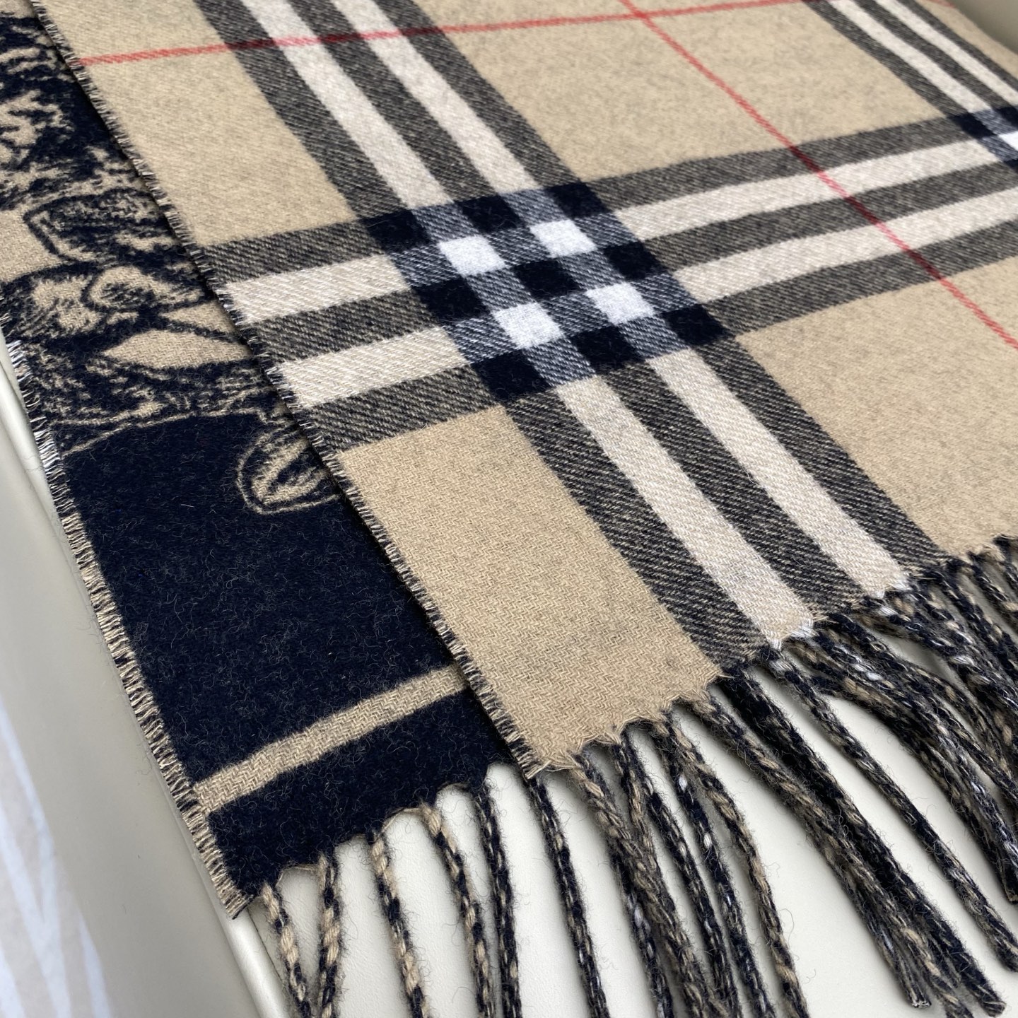 独家爆款，Bur战马骑士双面披肩，各种好看，被誉为Burberry今年最美的款，最经典的提花战马徽标➕最