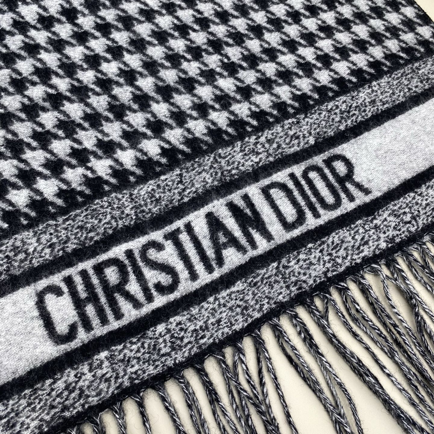 CD千鸟格围巾 经典力作 黑白千鸟格双面羊绒羊毛围巾 精纺质地 手感柔软原版原标 男女可用 好搭配无需多
