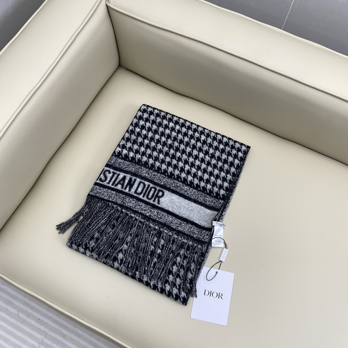 CD千鸟格围巾 经典力作 黑白千鸟格双面羊绒羊毛围巾 精纺质地 手感柔软原版原标 男女可用 好搭配无需多