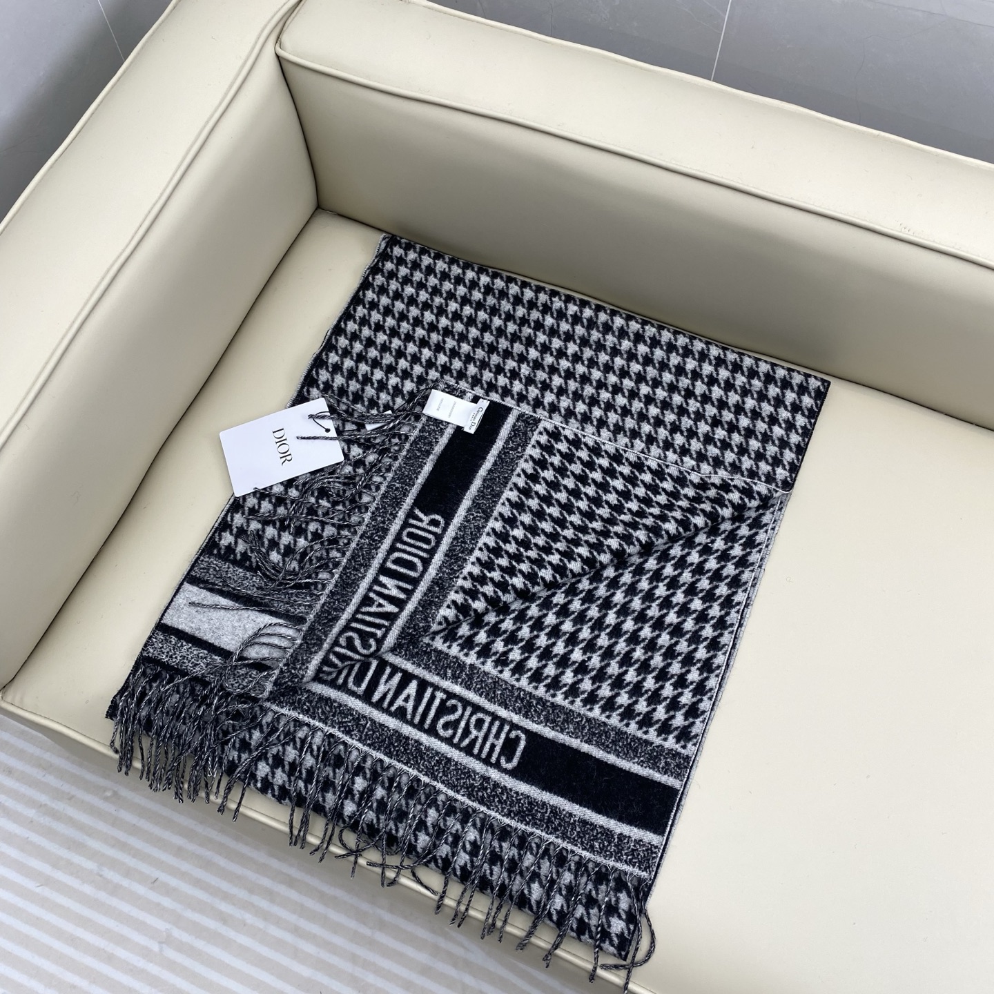 CD千鸟格围巾 经典力作 黑白千鸟格双面羊绒羊毛围巾 精纺质地 手感柔软原版原标 男女可用 好搭配无需多