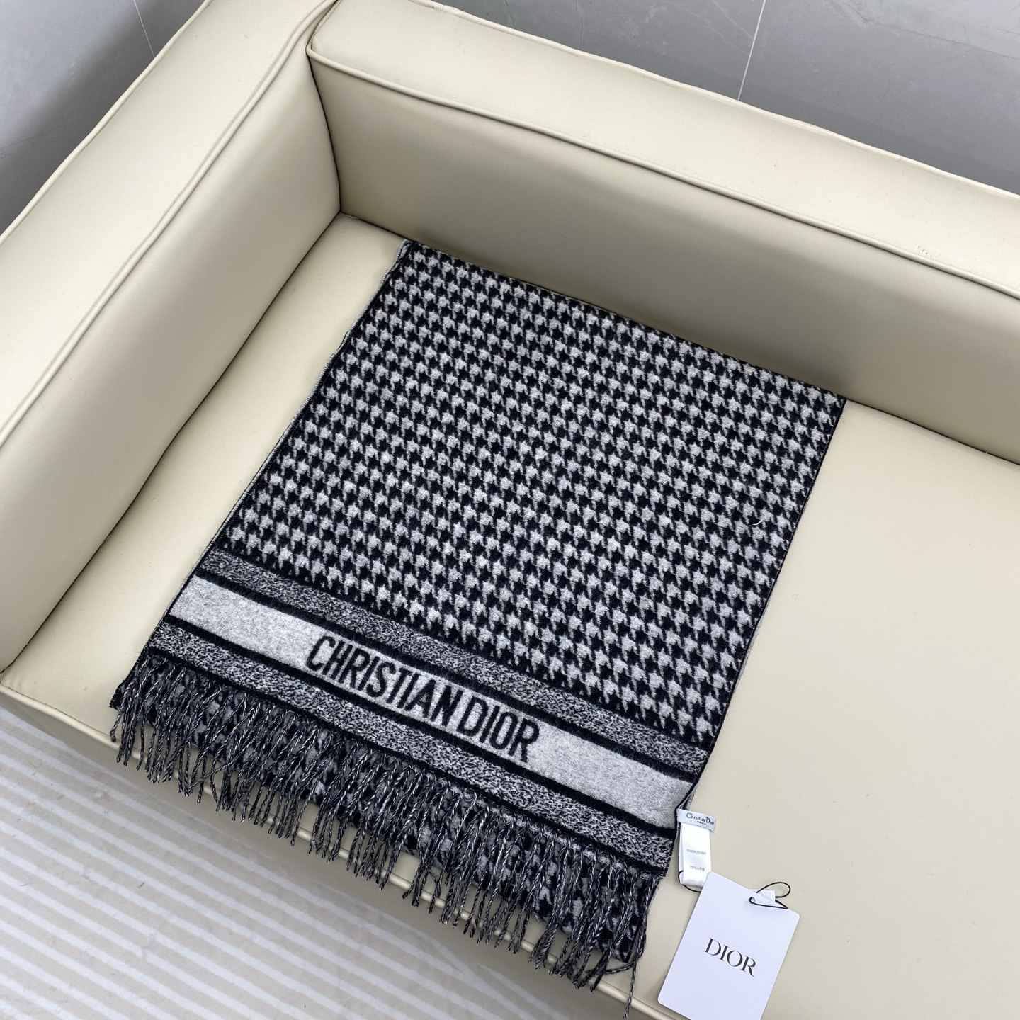 CD千鸟格围巾 经典力作 黑白千鸟格双面羊绒羊毛围巾 精纺质地 手感柔软原版原标 男女可用 好搭配无需多