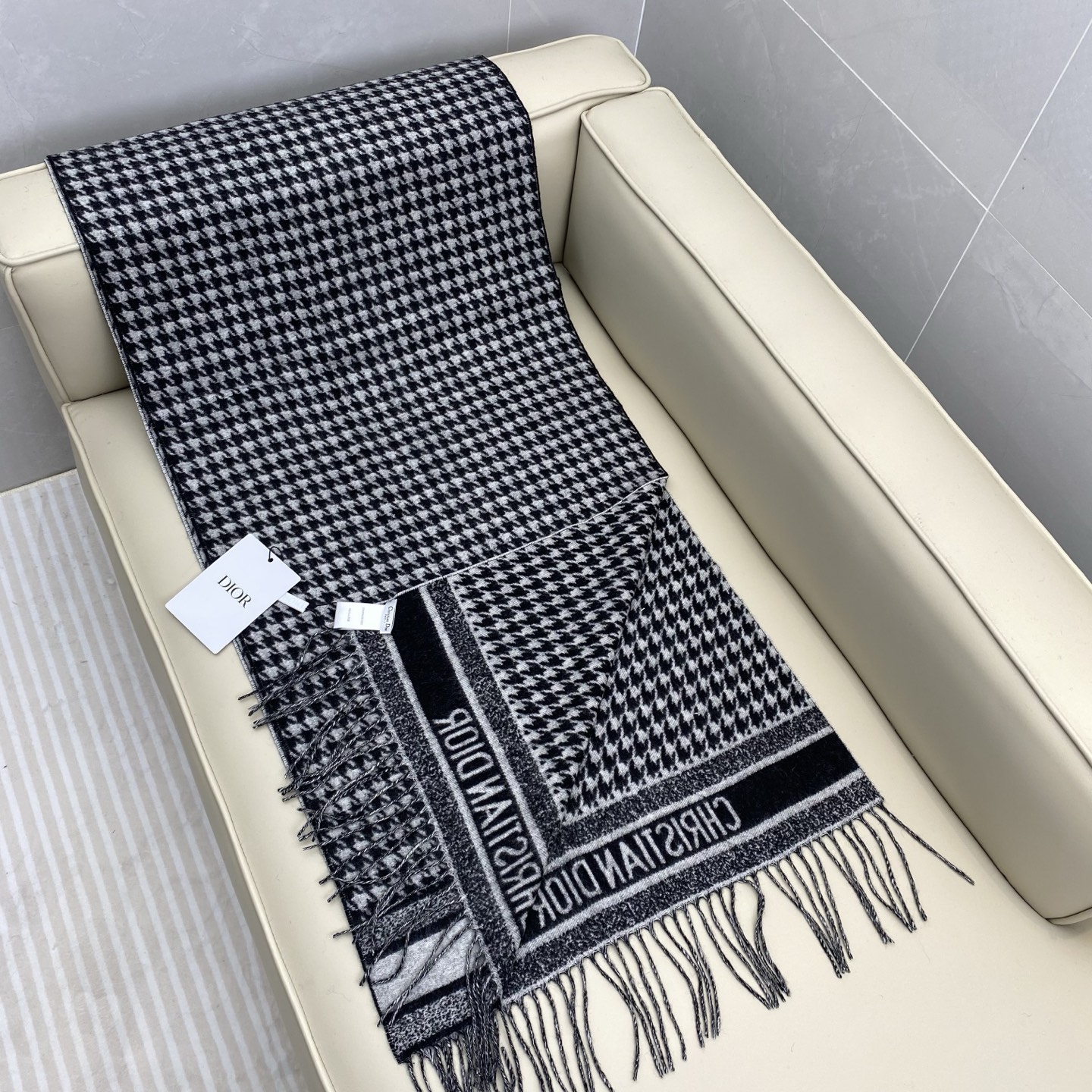 CD千鸟格围巾 经典力作 黑白千鸟格双面羊绒羊毛围巾 精纺质地 手感柔软原版原标 男女可用 好搭配无需多