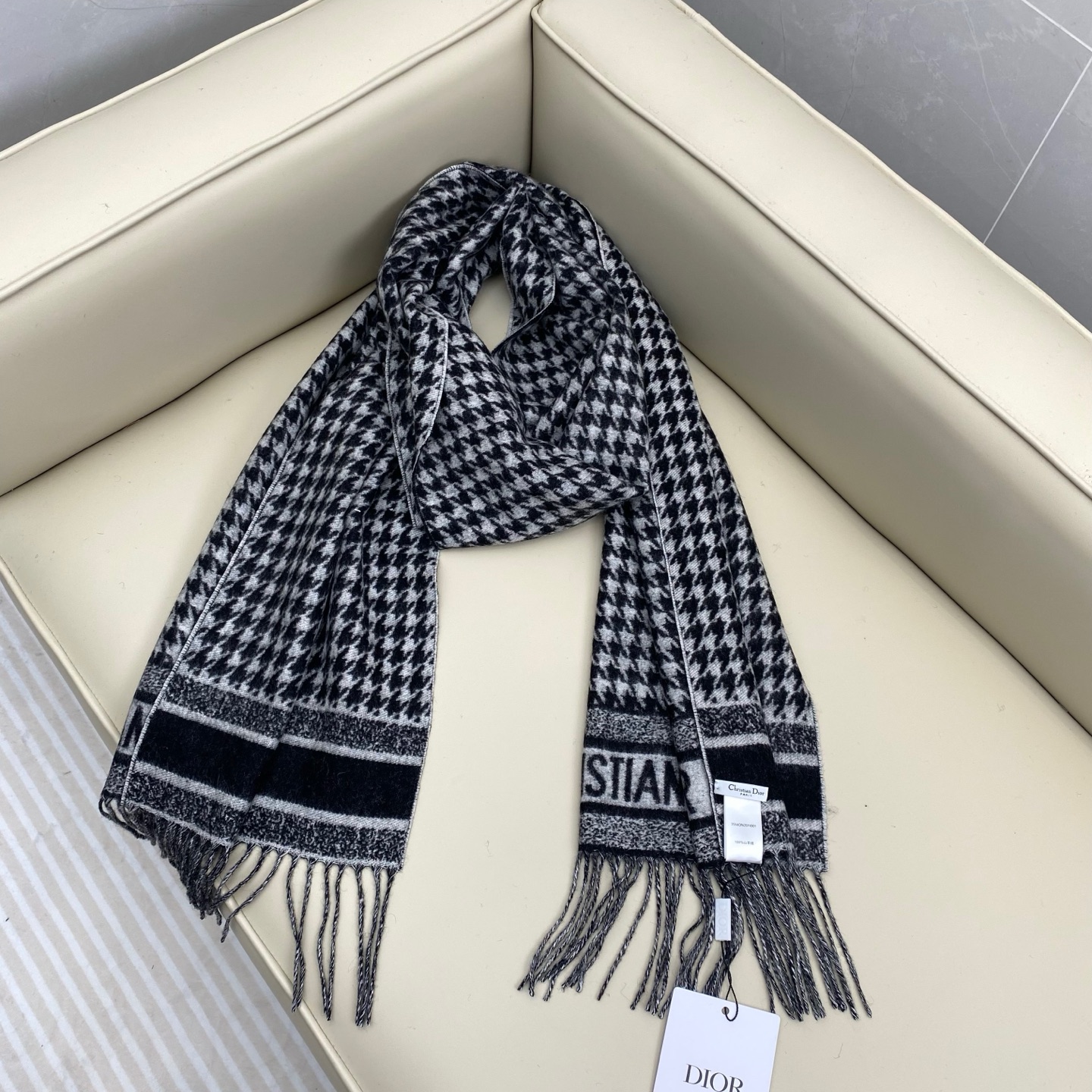 CD千鸟格围巾 经典力作 黑白千鸟格双面羊绒羊毛围巾 精纺质地 手感柔软原版原标 男女可用 好搭配无需多