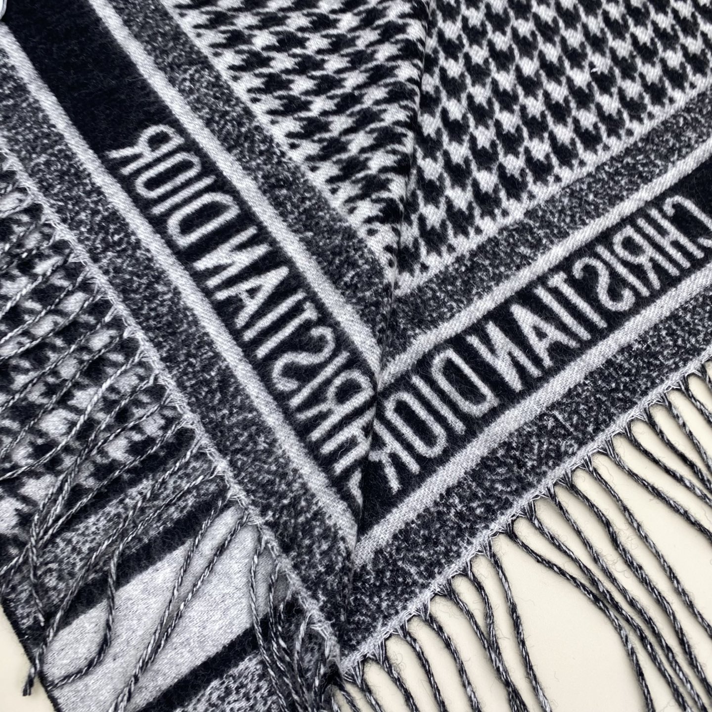 CD千鸟格围巾 经典力作 黑白千鸟格双面羊绒羊毛围巾 精纺质地 手感柔软原版原标 男女可用 好搭配无需多