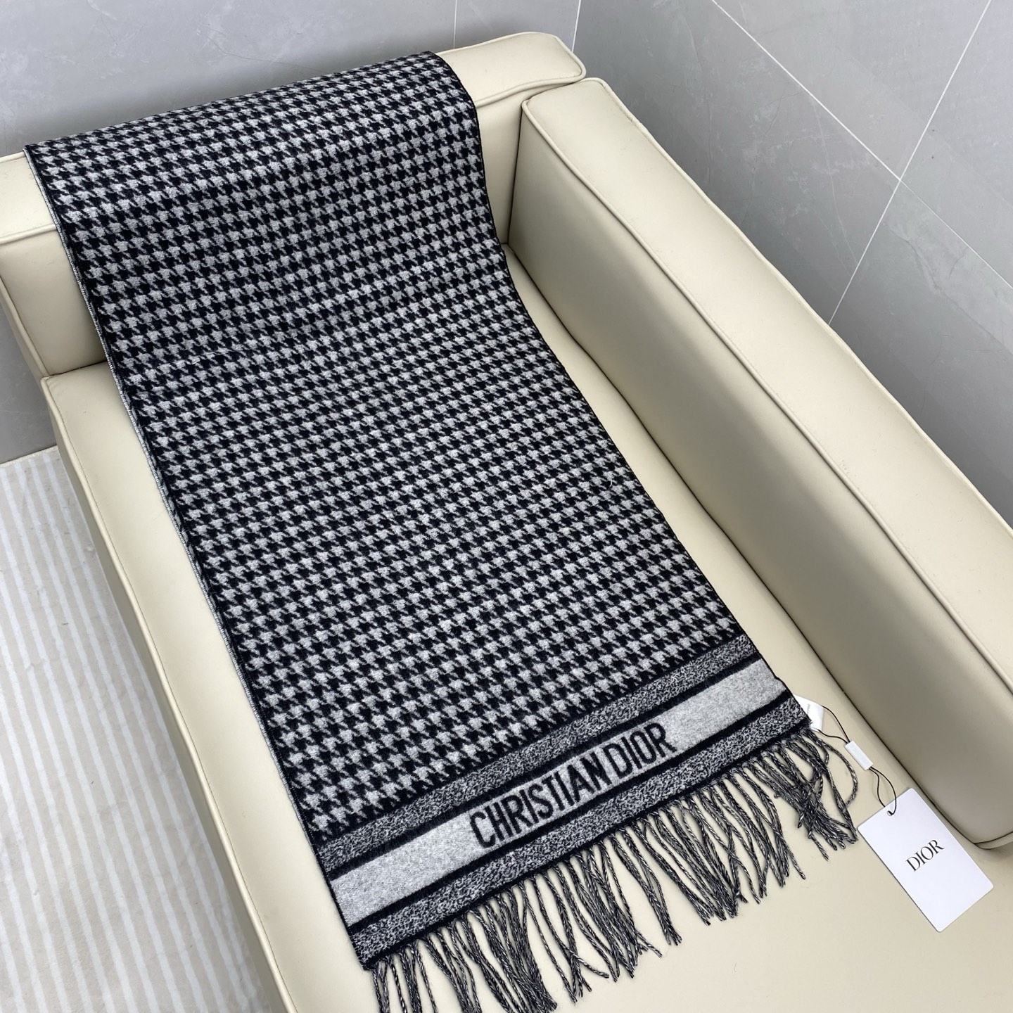 CD千鸟格围巾 经典力作 黑白千鸟格双面羊绒羊毛围巾 精纺质地 手感柔软原版原标 男女可用 好搭配无需多