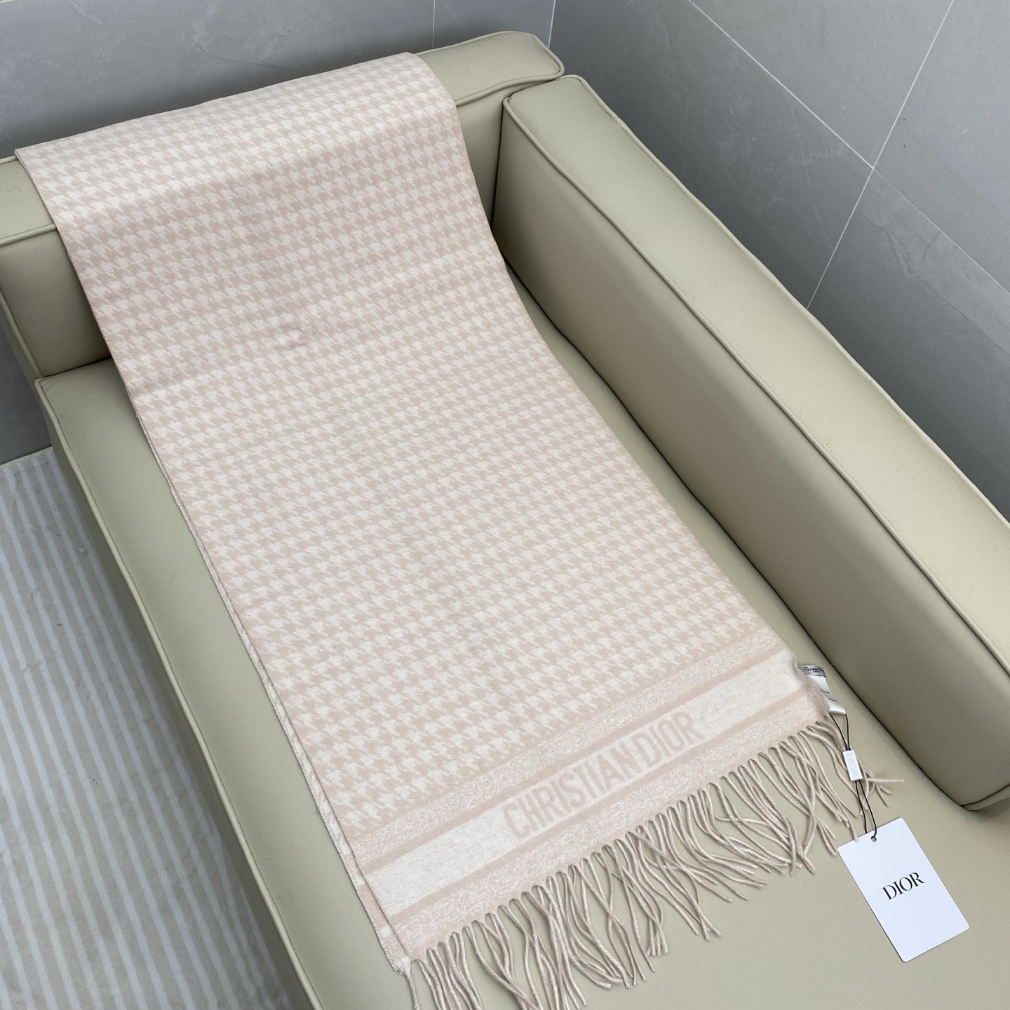 CD千鸟格围巾 经典力作 黑白千鸟格双面羊绒羊毛围巾 精纺质地 手感柔软原版原标 男女可用 好搭配无需多