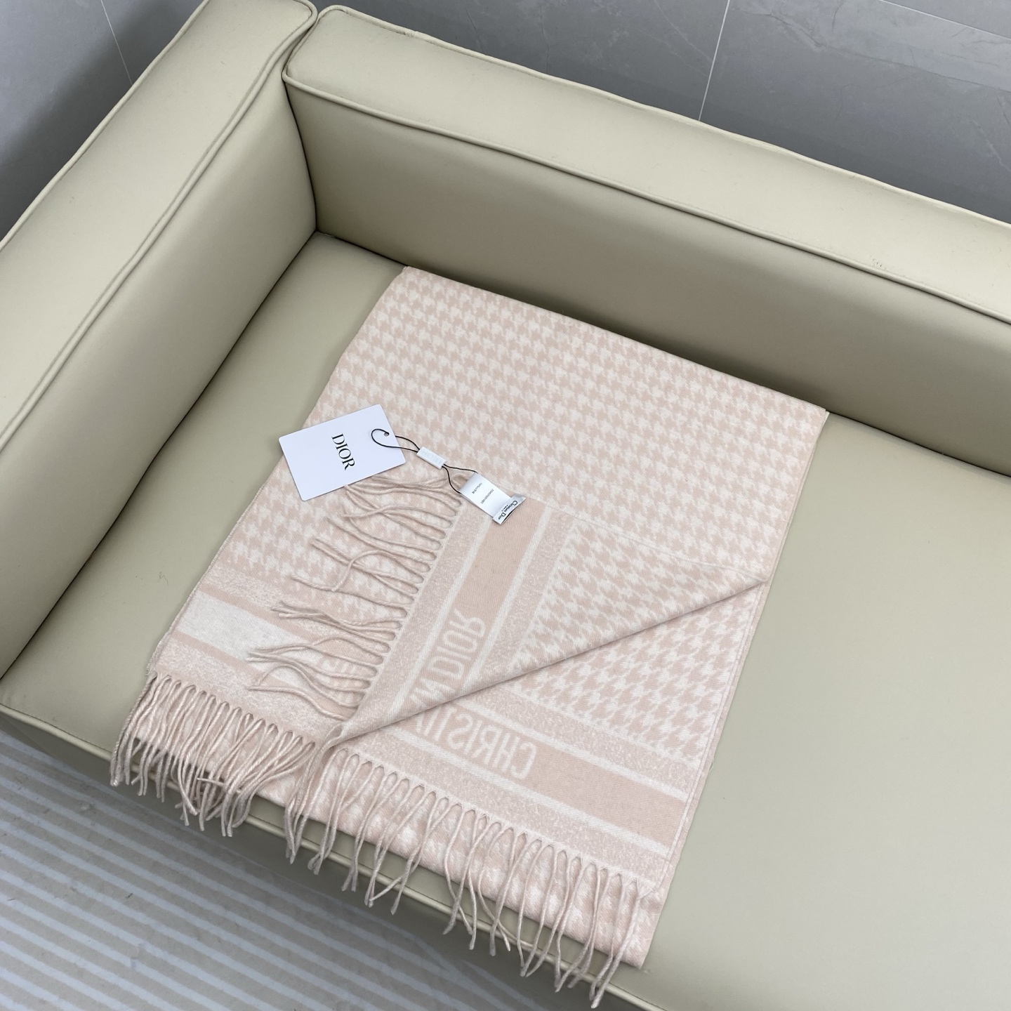 CD千鸟格围巾 经典力作 黑白千鸟格双面羊绒羊毛围巾 精纺质地 手感柔软原版原标 男女可用 好搭配无需多